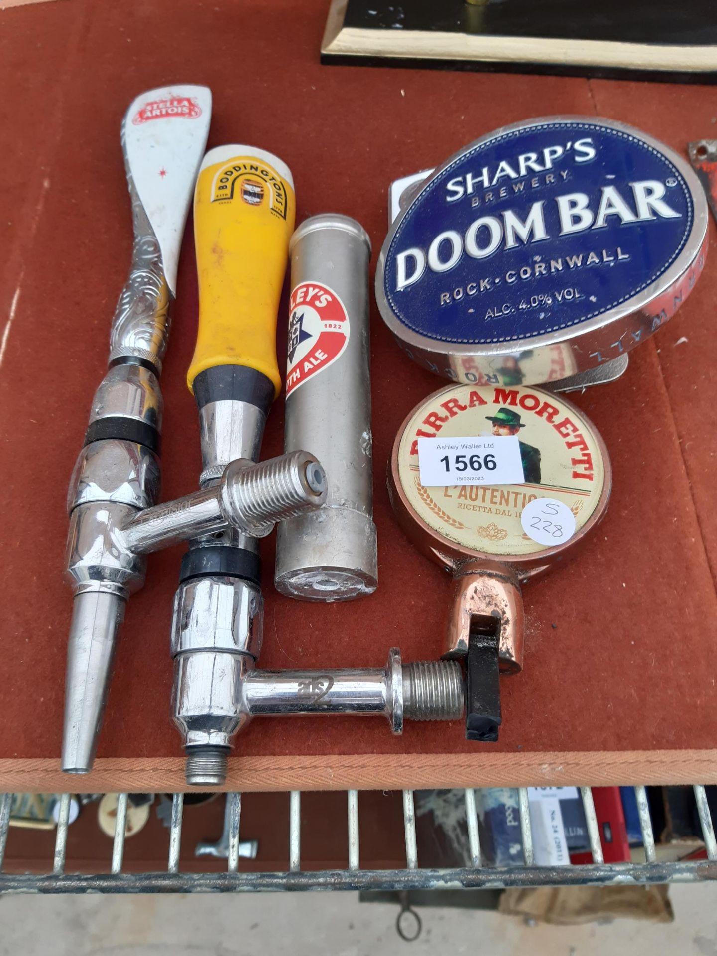 AN ASSORTMENT OF PUB ITEMS TO INCLUDE BEER PUMP HANDLES AND SIGNS ETC