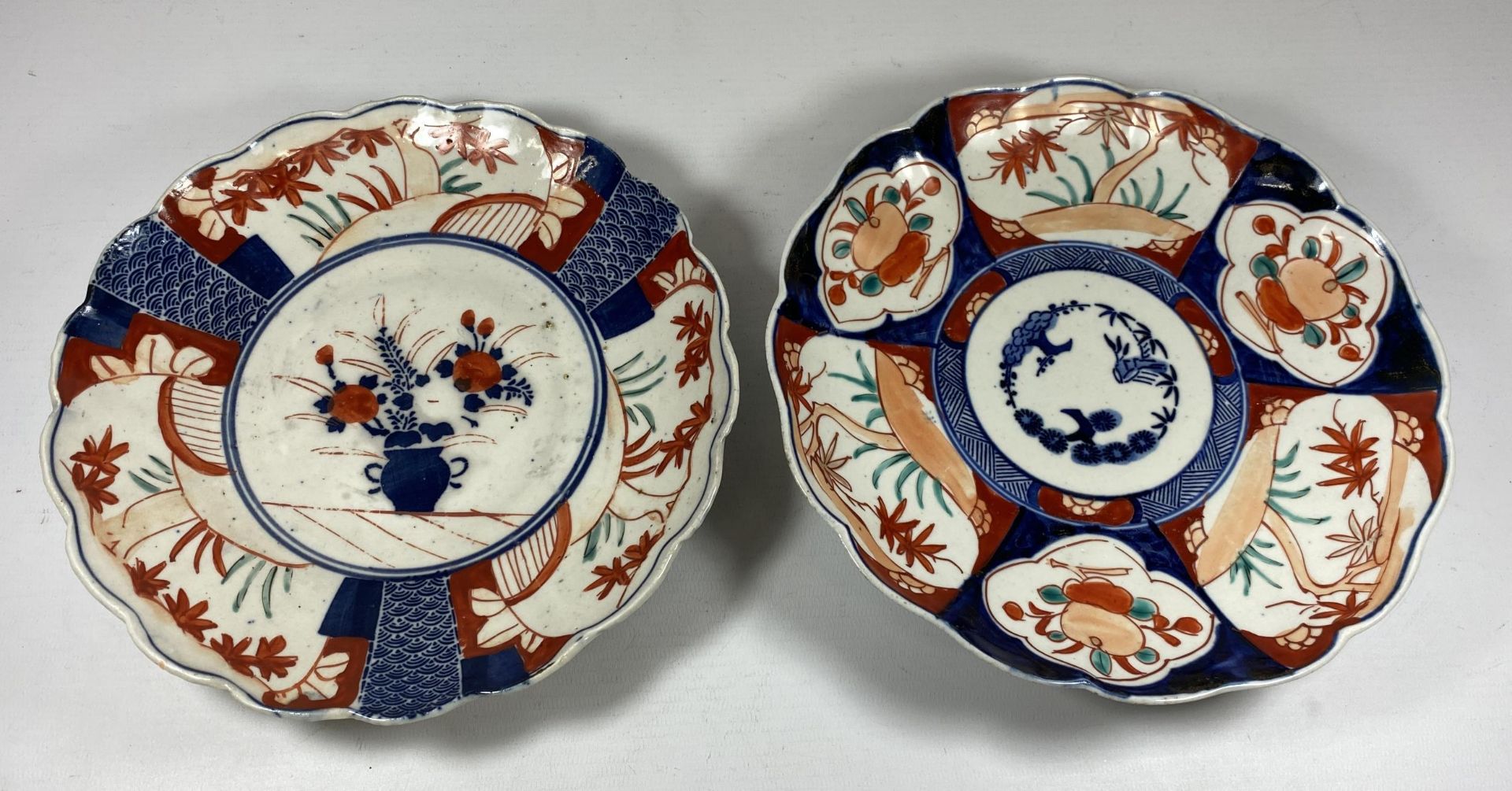 A PAIR OF JAPANESE MEIJI PERIOD (1868-1912) IMARI SCALLOPED RIM PLATES