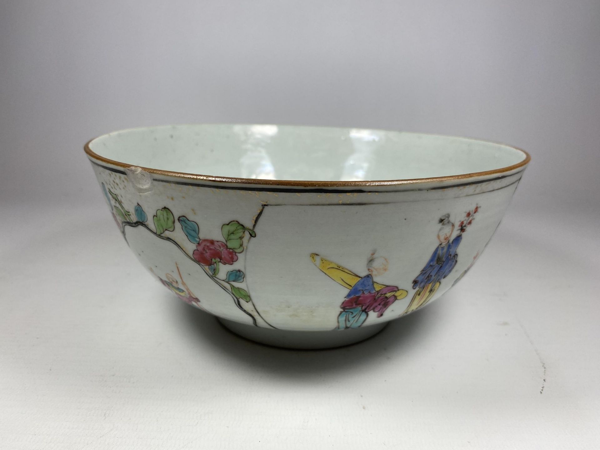 A LATE 18TH / EARLY 19TH CENTURY CHINESE PORCELAIN BOWL WITH ENAMELLED FIGURE DESIGN, DIAMETER 20CM - Image 2 of 8