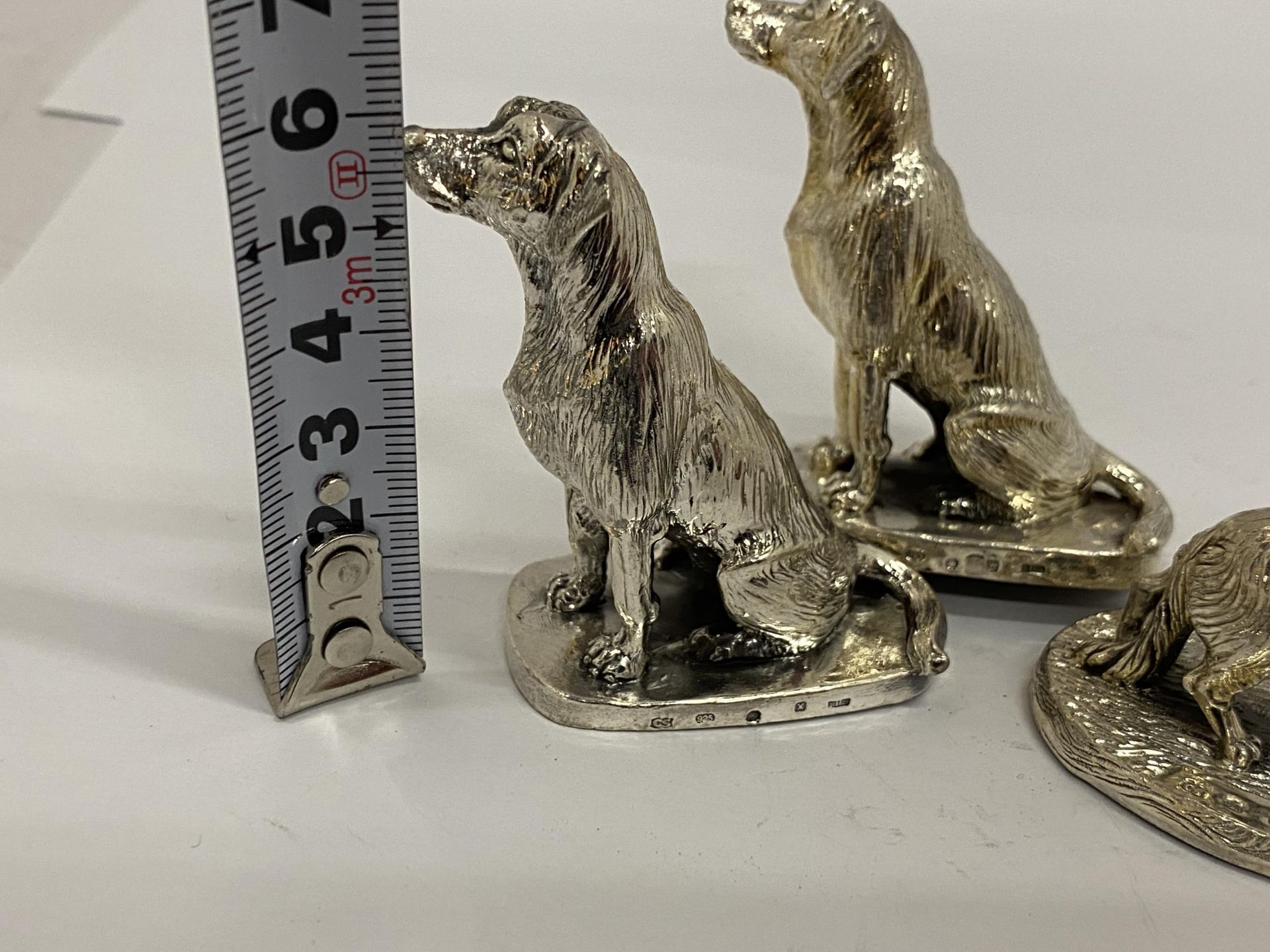 A GROUP OF THREE HALLMARKED SILVER FILLED CAMELOT SILVERWARE LTD DOG FIGURES - Bild 3 aus 4