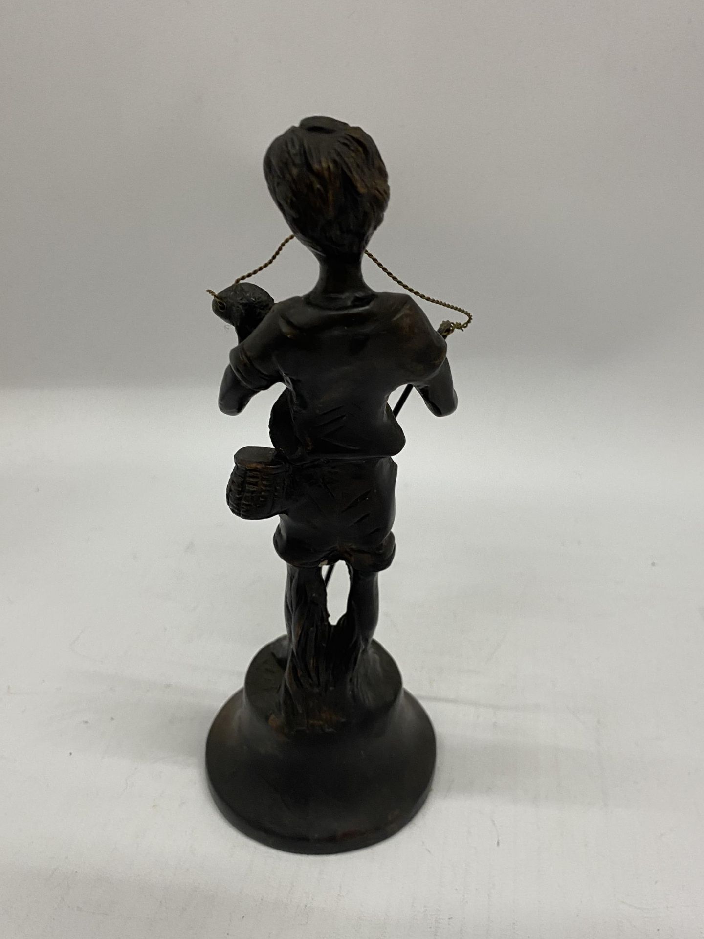 A BRONZE MODEL OF A BOY FISHERMAN, HEIGHT 20CM - Image 3 of 5