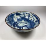 A CHINESE TONGZHI PERIOD 19TH CENTURY BLUE AND WHITE BOWL WITH DRAGON DESIGN, SEAL MARK TO BASE,