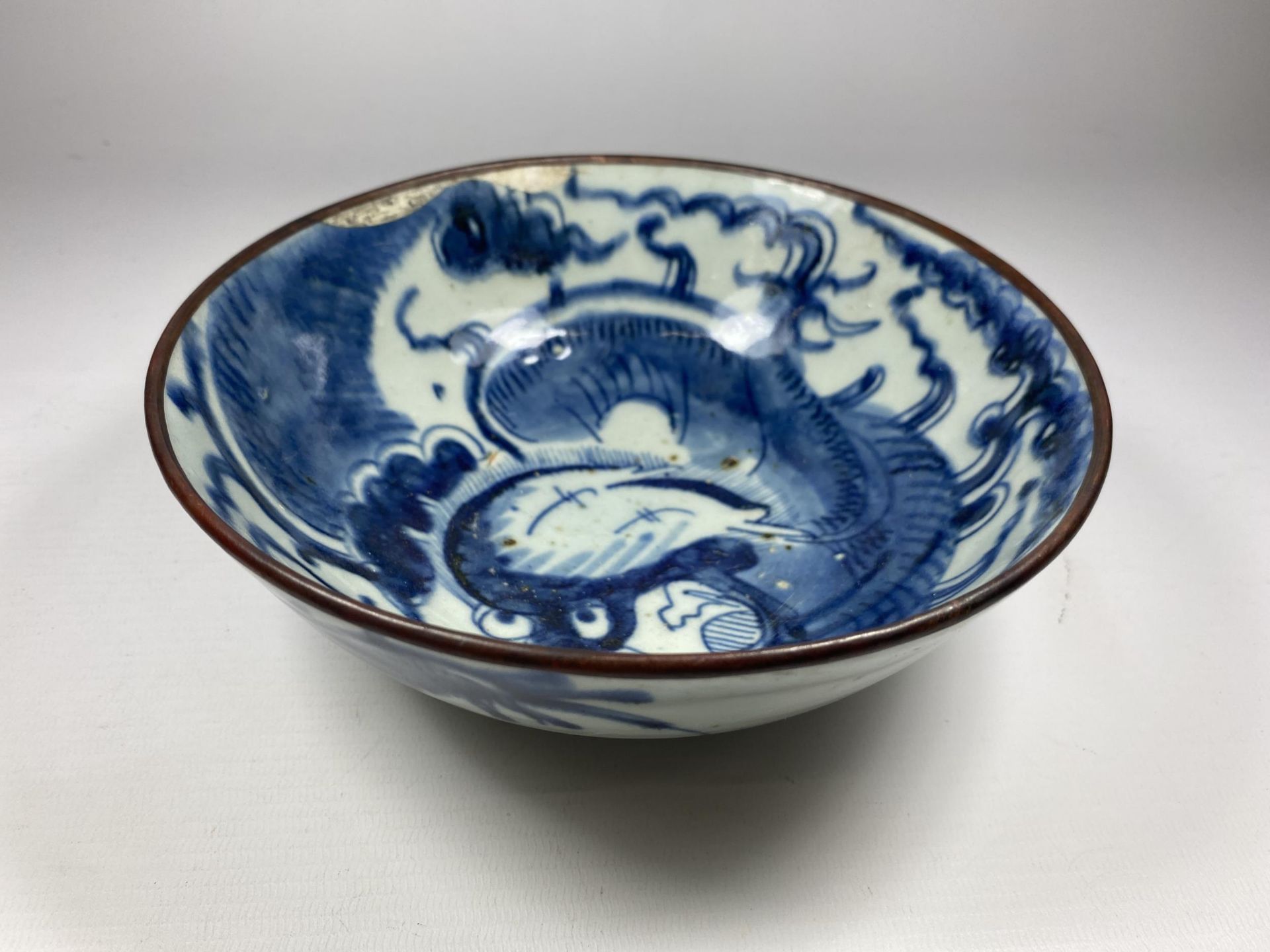 A CHINESE TONGZHI PERIOD 19TH CENTURY BLUE AND WHITE BOWL WITH DRAGON DESIGN, SEAL MARK TO BASE,