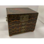 AN ORIENTAL INLAID DRAGON DESIGN JEWELLERY CABINET, 20 X 25 X 19CM