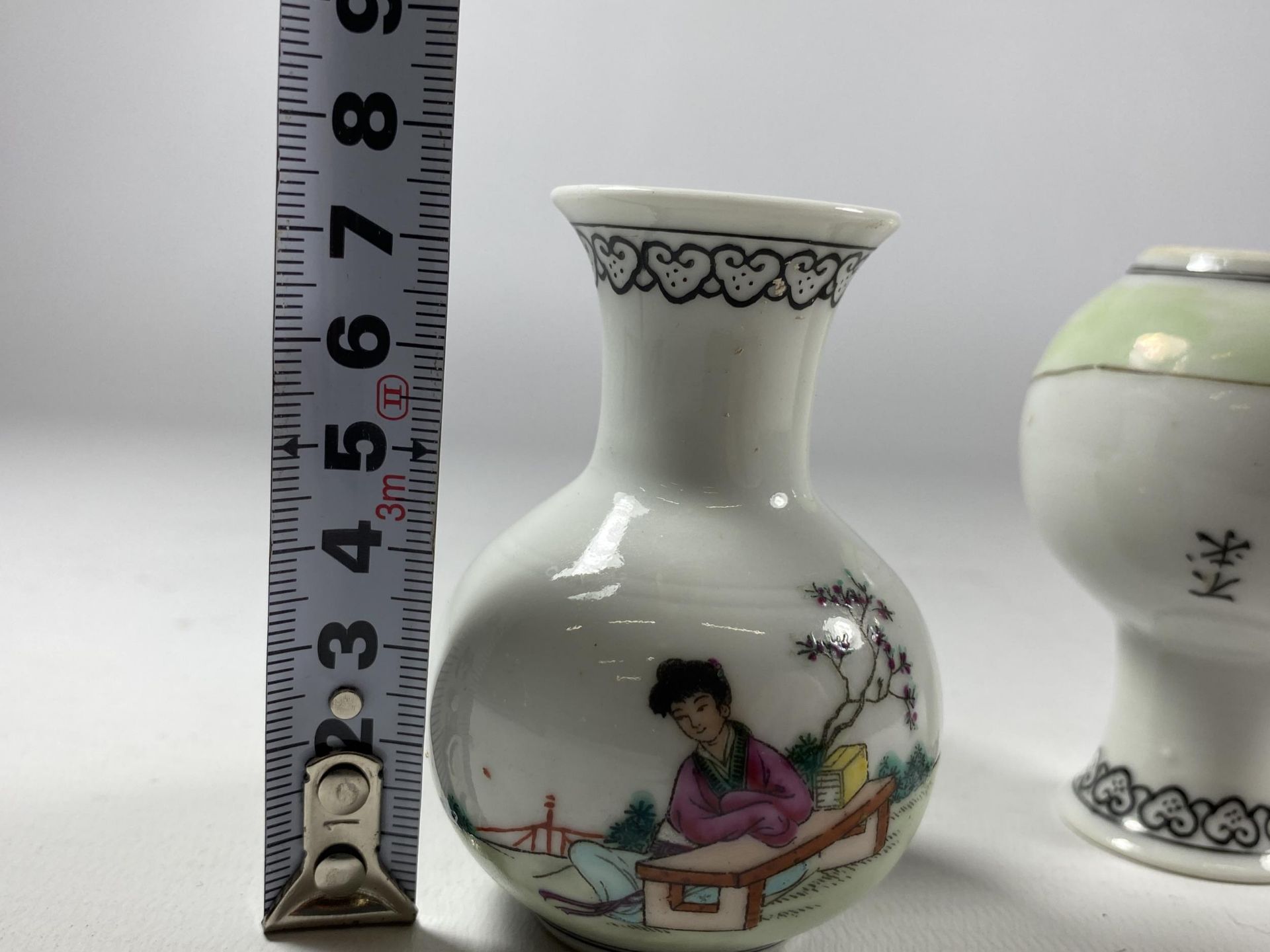 A PAIR OF MINIATURE CHINESE PORCELAIN BOTTLE VASES WITH CALLIGRAPHY DESIGN, HEIGHT 7.5CM - Image 4 of 4