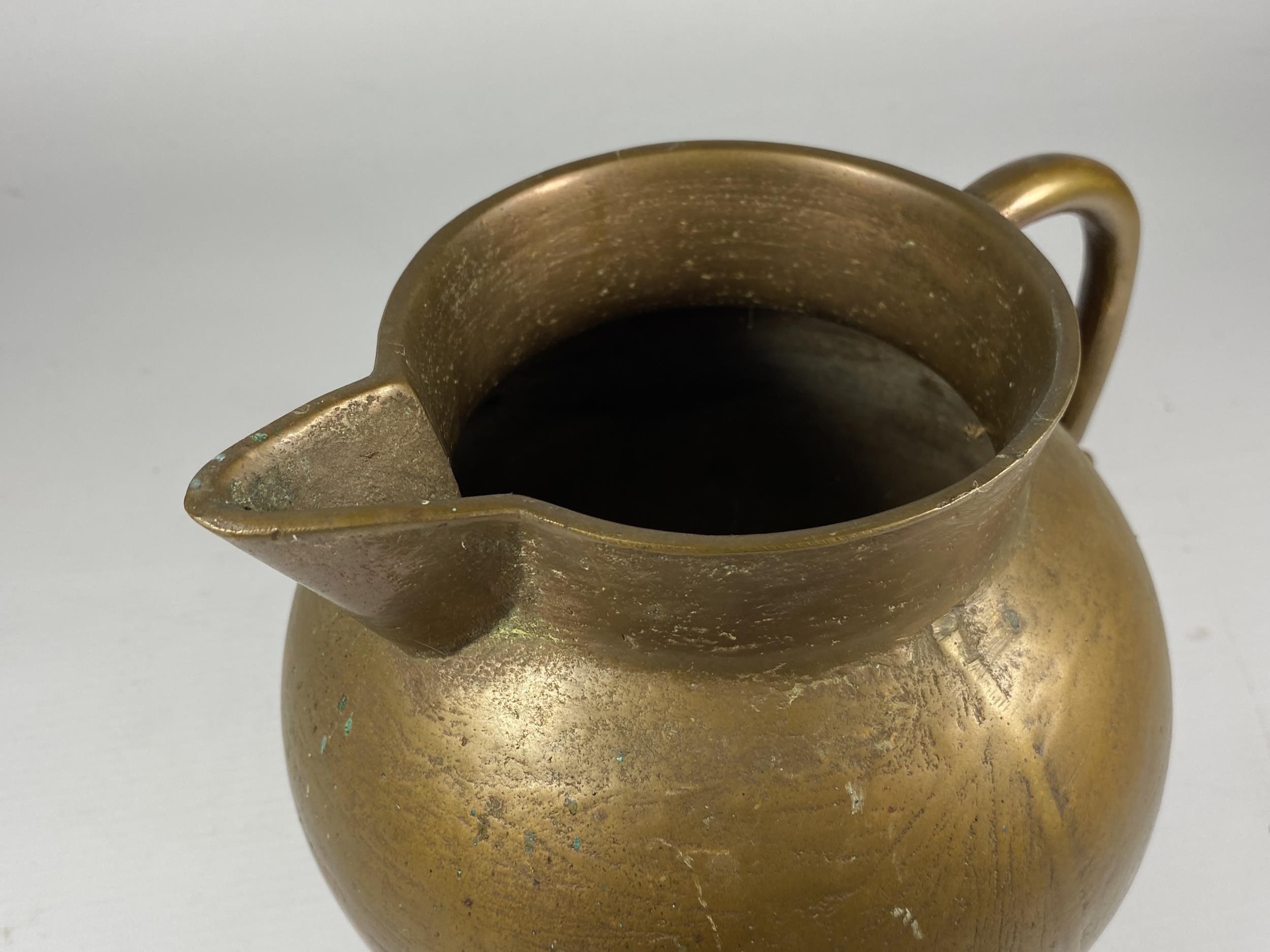 AN UNUSUAL HEAVY BRASS JUG OF SPHERICAL BASE, HEIGHT 16CM - Image 3 of 5