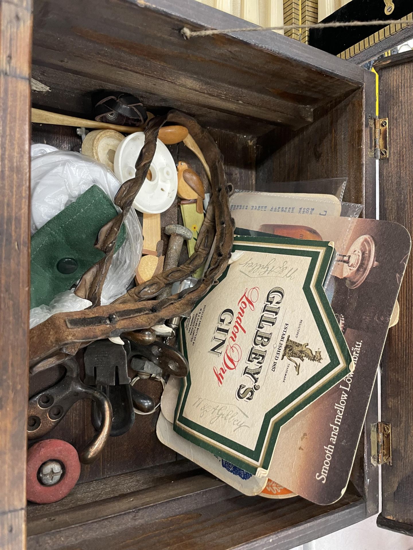 A WOODEN BOX CONTAINING VARIOUS ITEMS TO INCLUDE STAMPS, PENS, HOOKS, BEER MATS ETC - Image 3 of 5