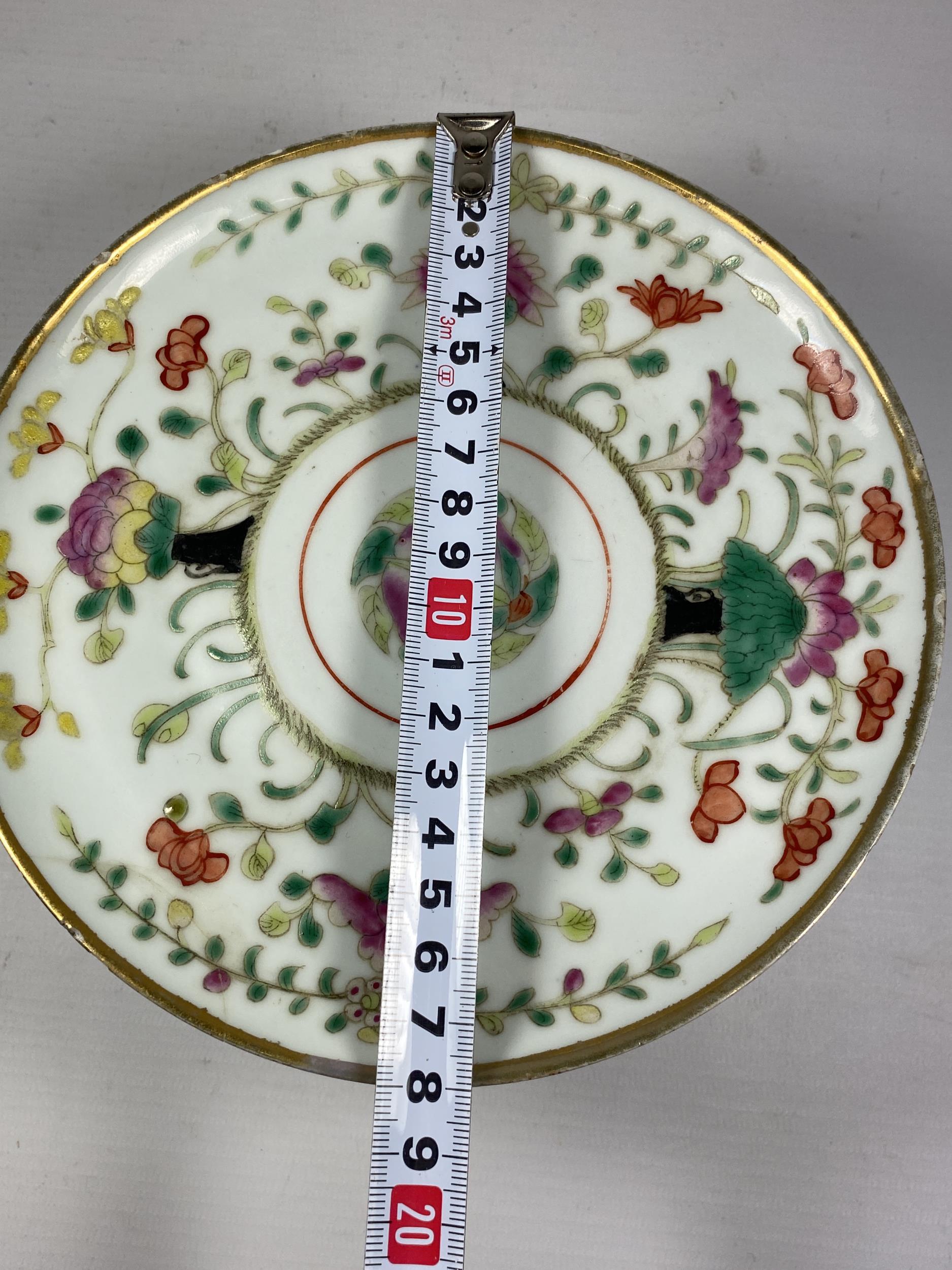 A CHINESE QING PORCELAIN TAZZA / PEDESTAL STAND WITH ENAMELLED FLORAL DESIGN, DIAMETER 18CM (A/F) - Image 7 of 8