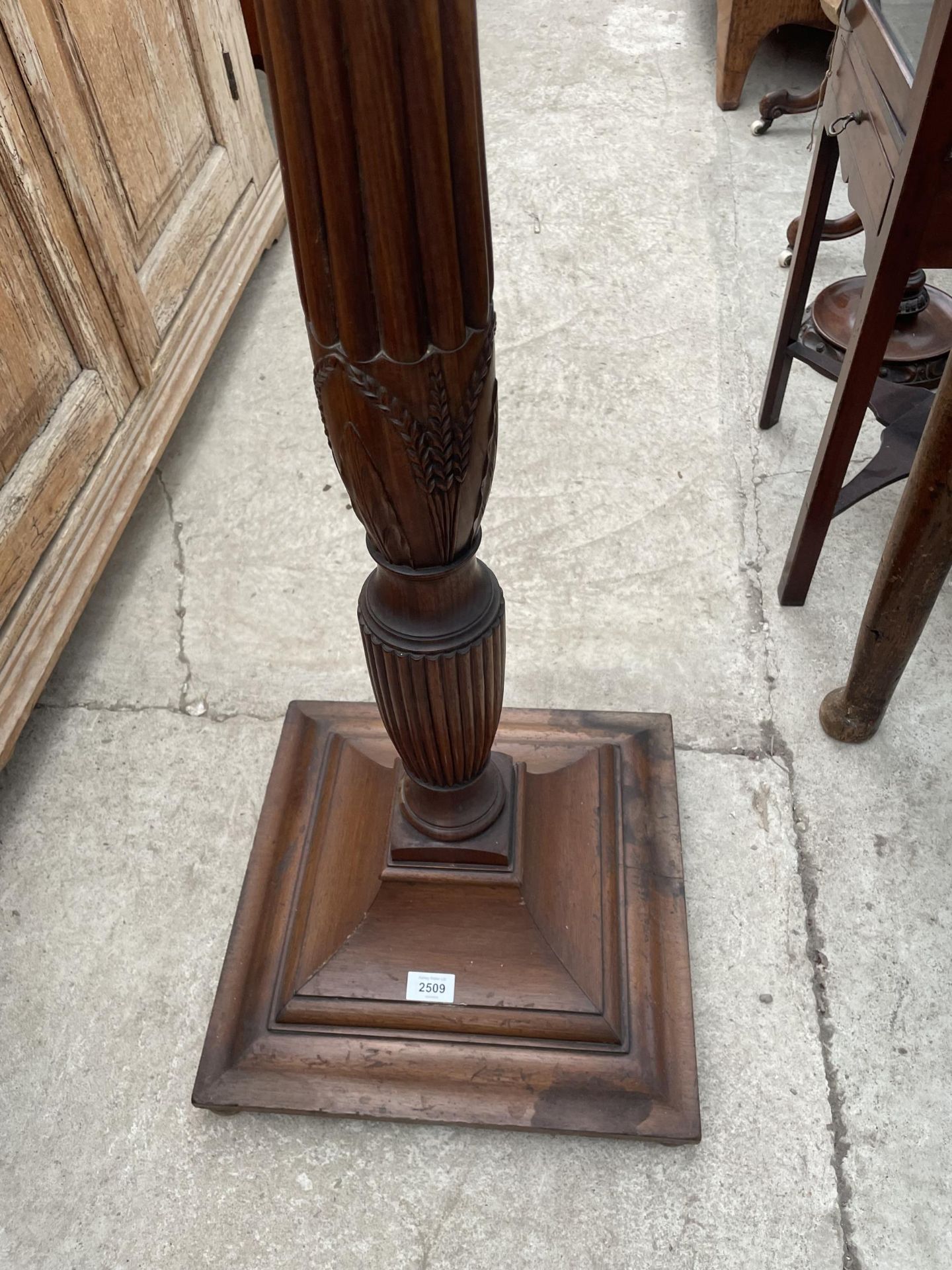 AN EARLY 20TH CENTURY MAHOGANY STANDARD LAMP ON STEPPED BASE WITH TURNED AND FLUTED COLUMN - Image 3 of 3