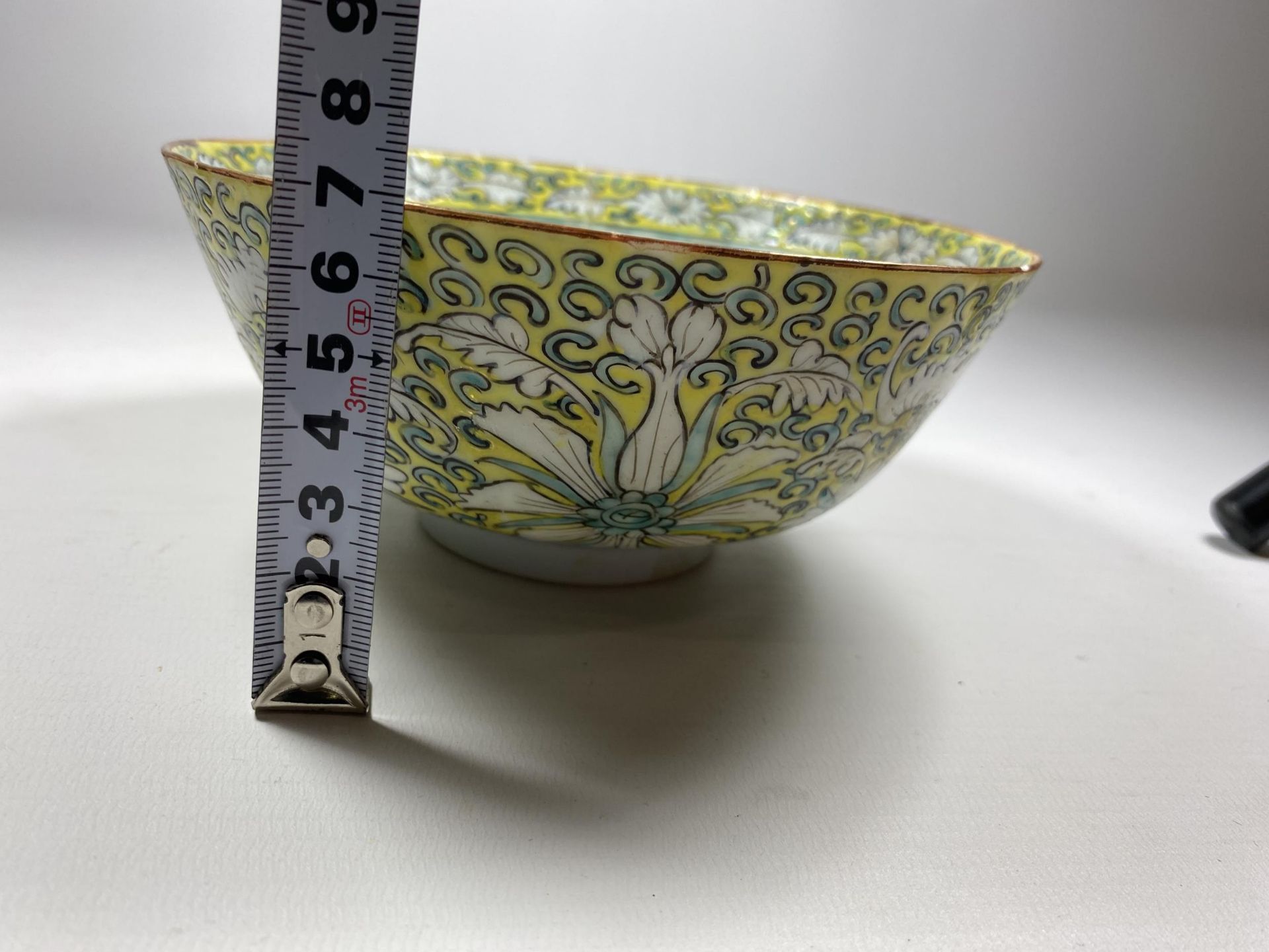 A 19TH CENTURY CHINESE EXPORT FAMILLE JAUNE PORCELAIN BOWL WITH ENAMELLED FLORAL DESIGN, UNMARKED TO - Image 9 of 9