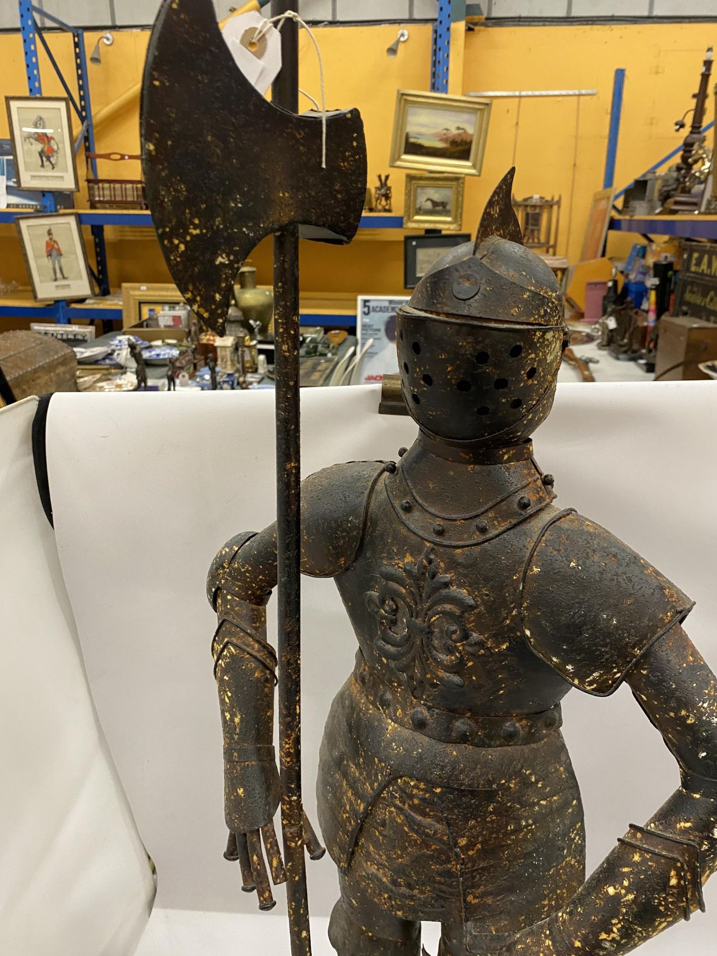 A LARGE DECORATIVE METAL MODEL OF A KNIGHT IN ARMOUR, HEIGHT 89.5CM - Bild 2 aus 4