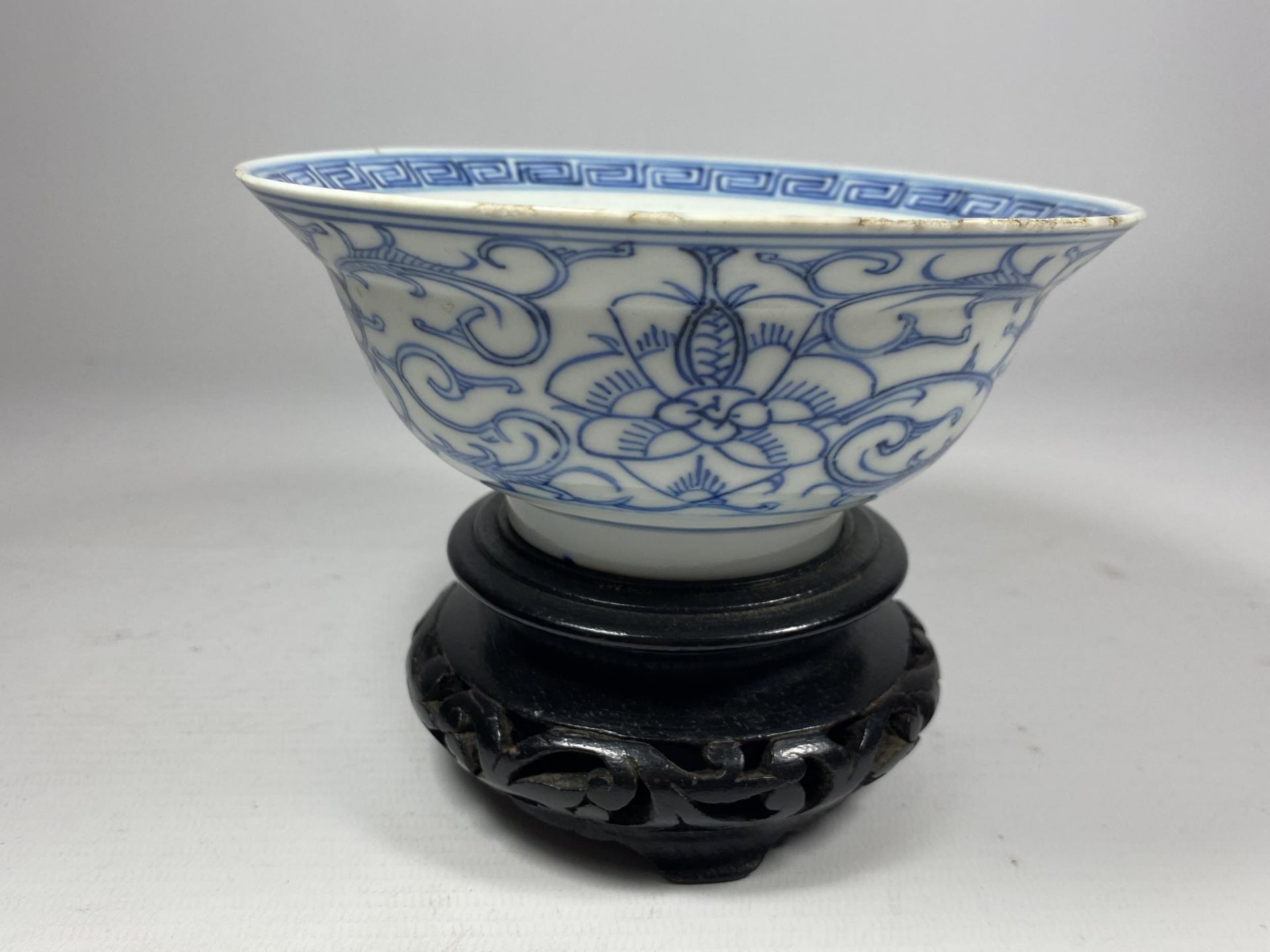 A MID-LATE 19TH CENTURY CHINESE QING TONGZHI PERIOD (1862-1874) BLUE & WHITE PORCELAIN BOWL ON - Image 3 of 8
