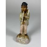 A MEISSEN STYLE FIGURE OF A MONKEY MUSICIAN, HEIGHT 14CM