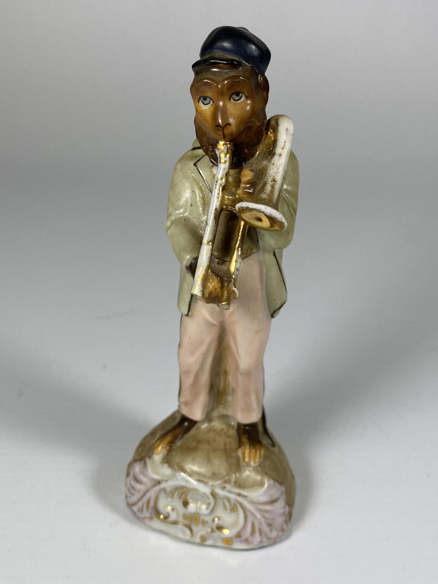 A MEISSEN STYLE FIGURE OF A MONKEY MUSICIAN, HEIGHT 14CM