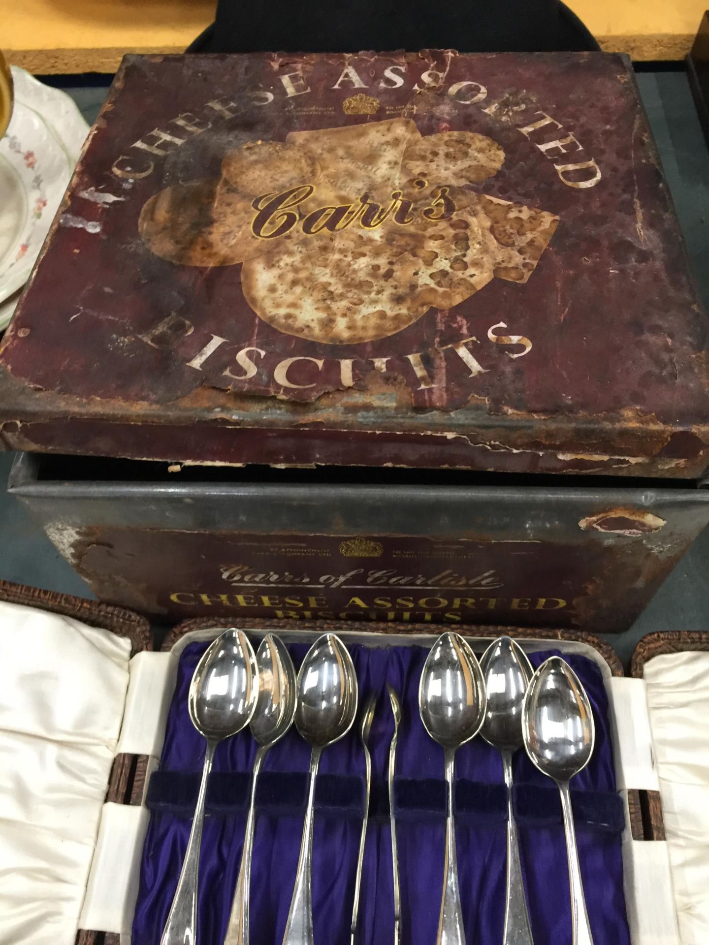 VARIOUS COLLECTABLE ITEMS TO INCLUDE A COLLECTION OF WATCHES, A BOXED SET OF TEASPOONS AND NIPS - Image 4 of 4