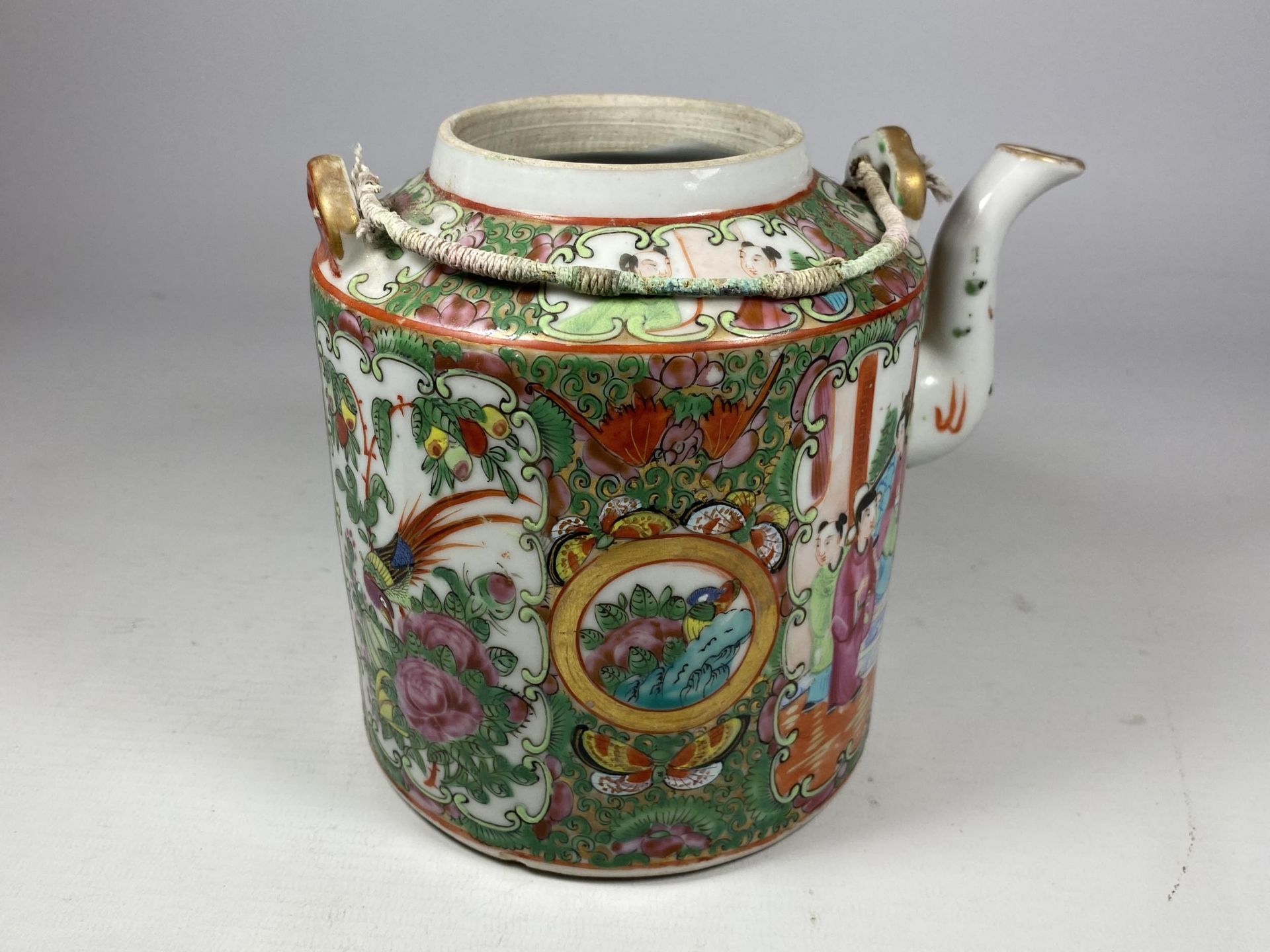 A 19TH CENTURY CHINESE CANTON FAMILLE ROSE MEDALLION TEAPOT, HEIGHT 16CM - Image 2 of 5