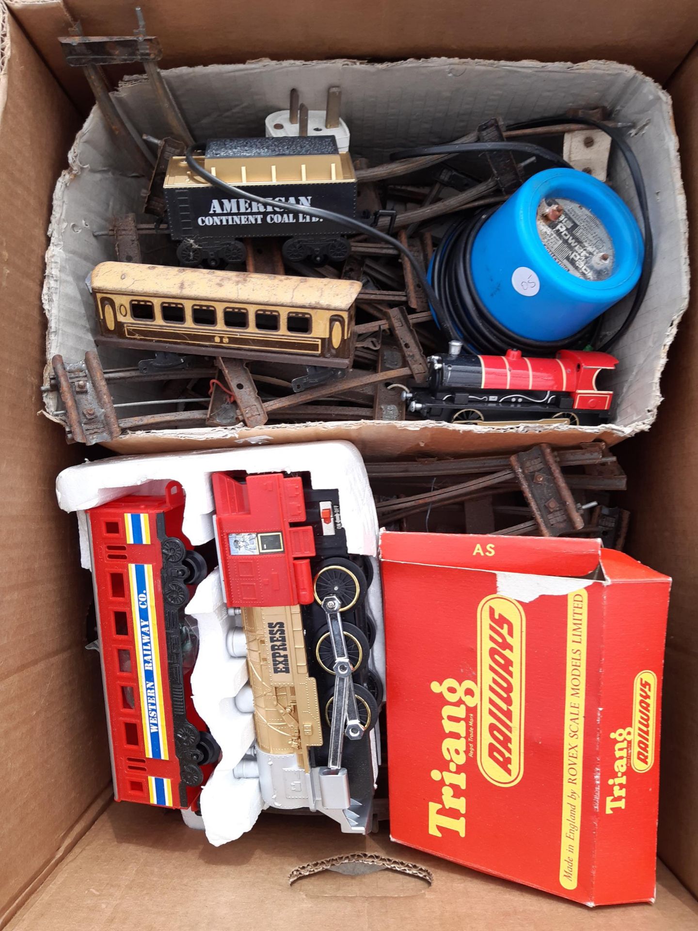 AN ASSORTMENT OF MODEL RAILWAY ITEMS TO INCLUDE TRI-ANG ETC - Image 2 of 2