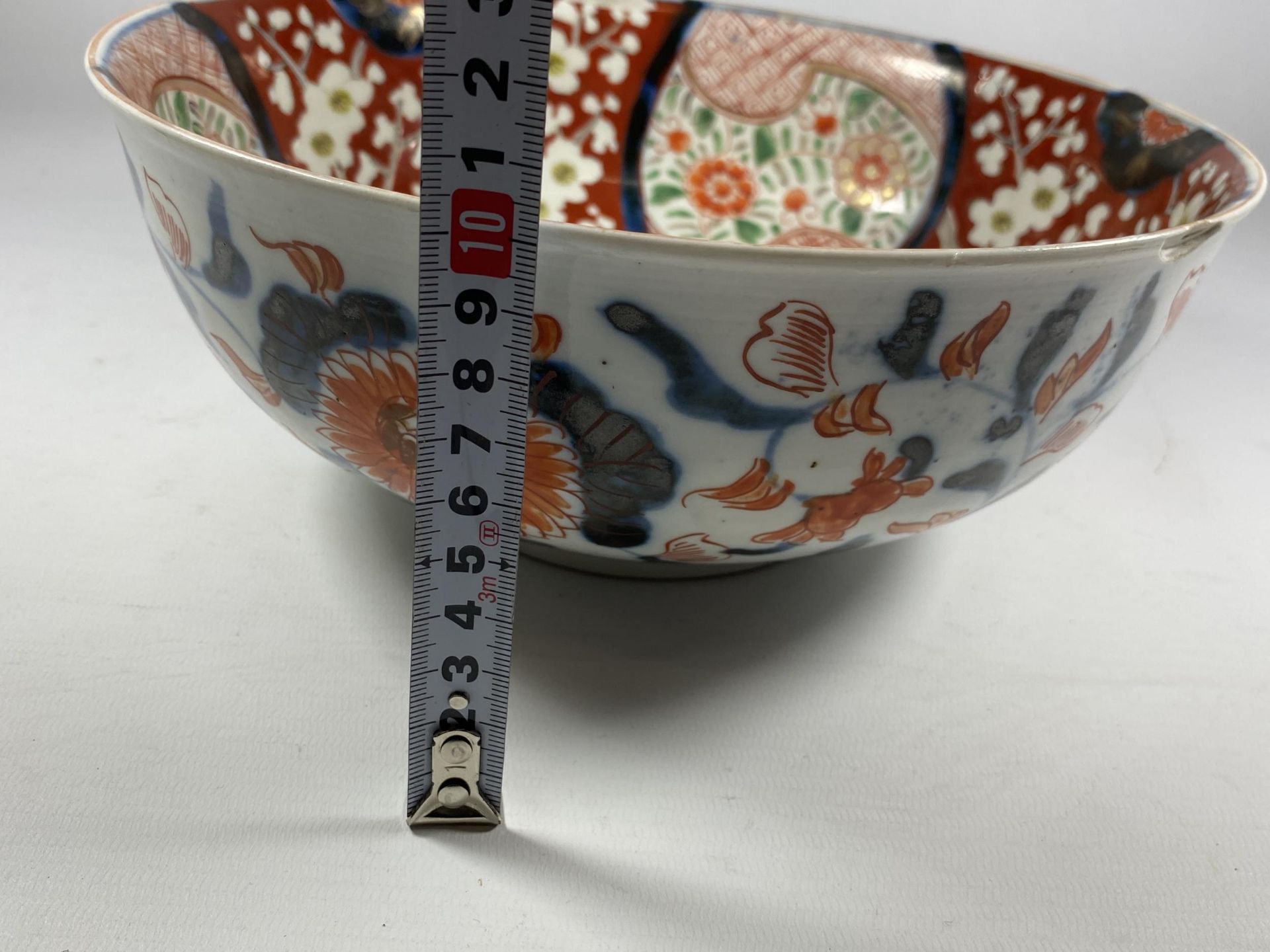 A LARGE JAPANESE MEIJI PERIOD (1868-1912) IMARI FRUIT BOWL WITH RED ENAMELLED FLORAL DESIGN, - Image 7 of 8