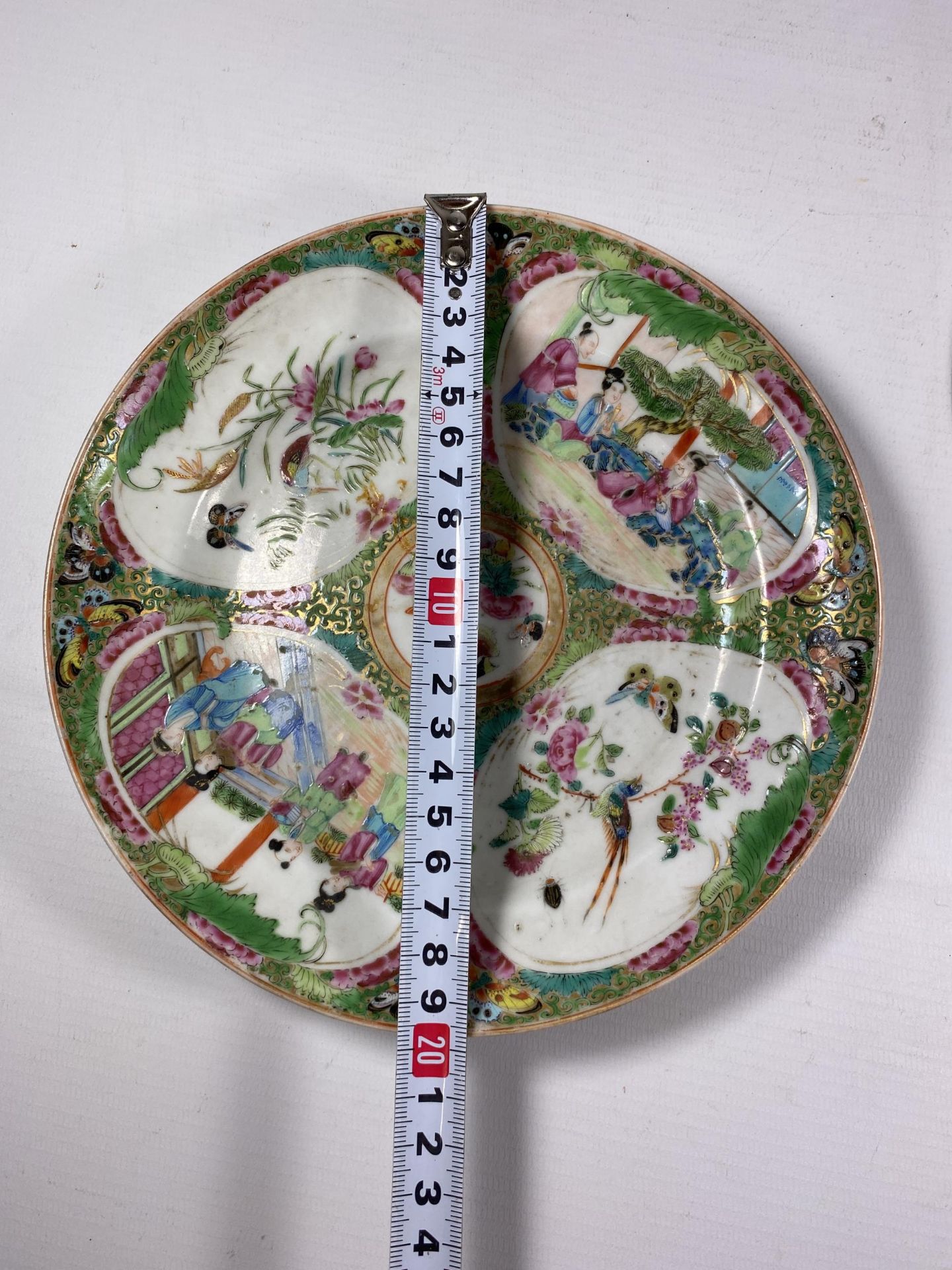 A PAIR OF 19TH CENTURY CHINESE CANTON FAMILLE ROSE MEDALLION PLATES, DIAMETER 20CM - Image 5 of 5
