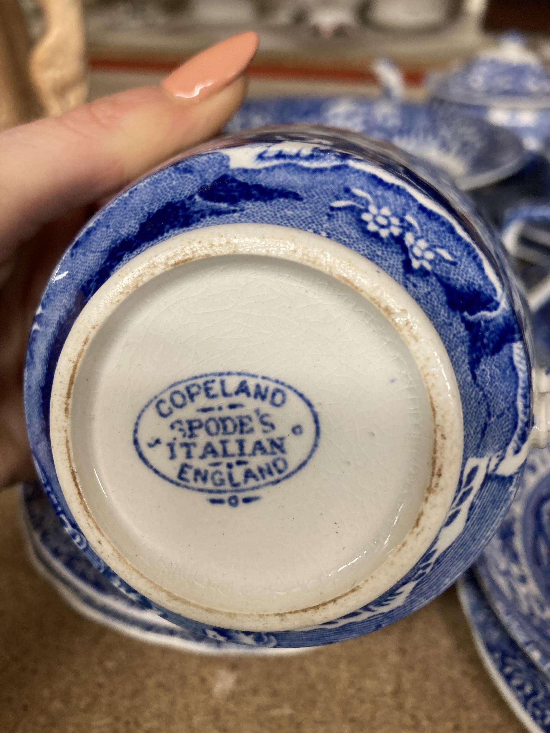 A LARGE QUANTITY OF COPELAND SPODE DINNER WARE IN THE 'ITALIAN' BLUE AND WHITE DESIGN TO INCLUDE - Image 5 of 6