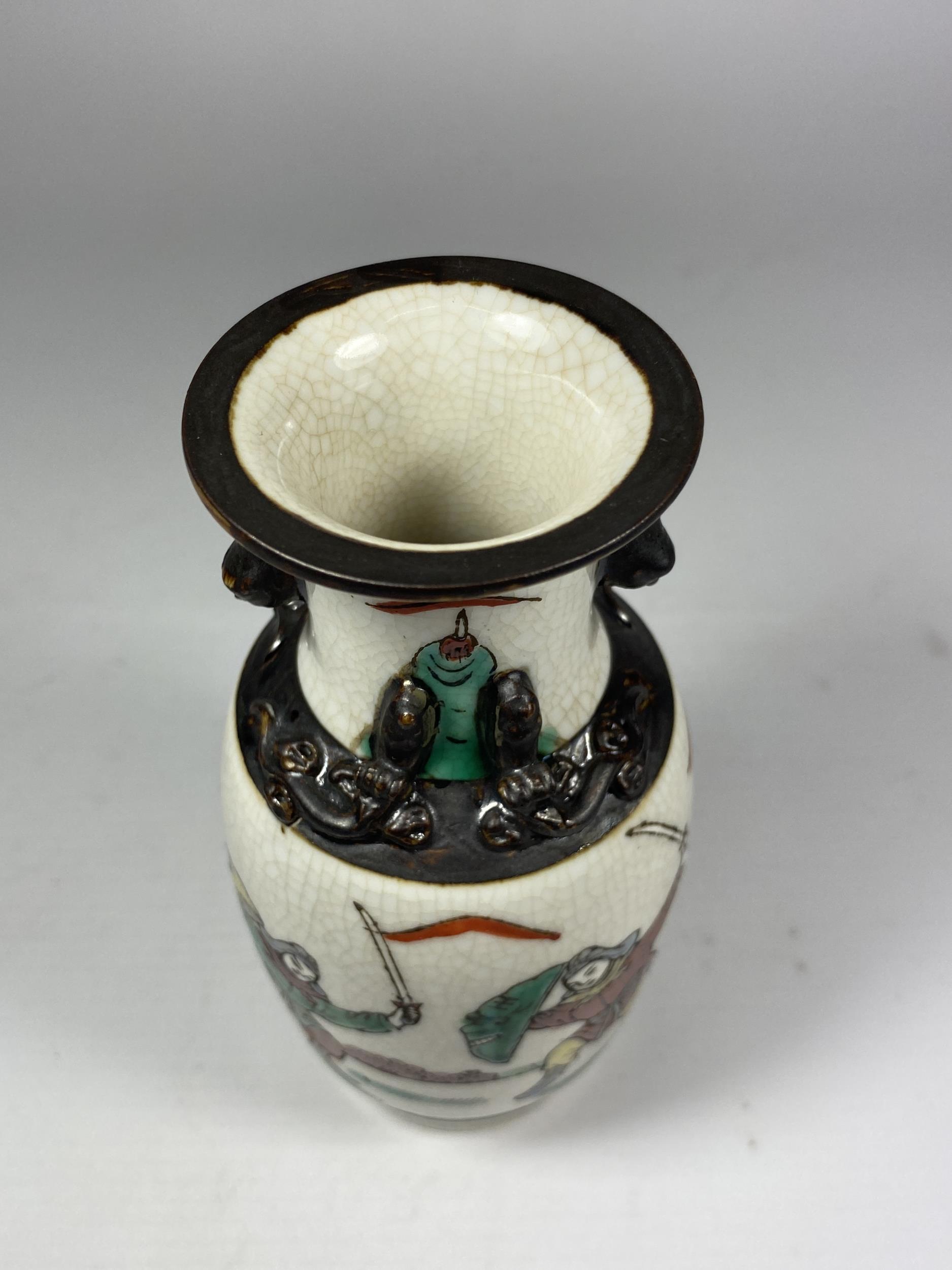 A CHINESE CRACKLE GLAZE VASE WITH WARRIOR DESIGN, SEAL MARK TO BASE, HEIGHT 15CM - Image 2 of 5