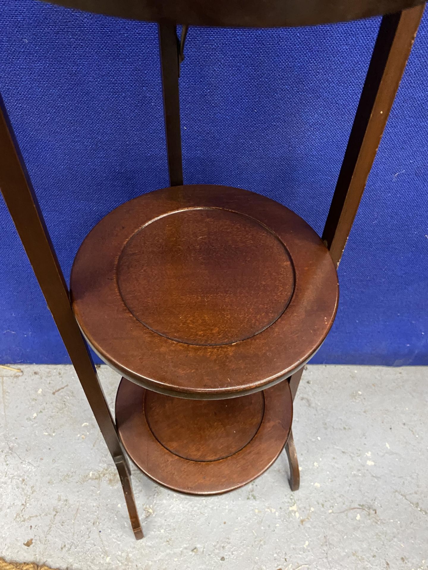 A VINTAGE THREE TIER FOLDING WOODEN CAKE STAND - Image 2 of 3