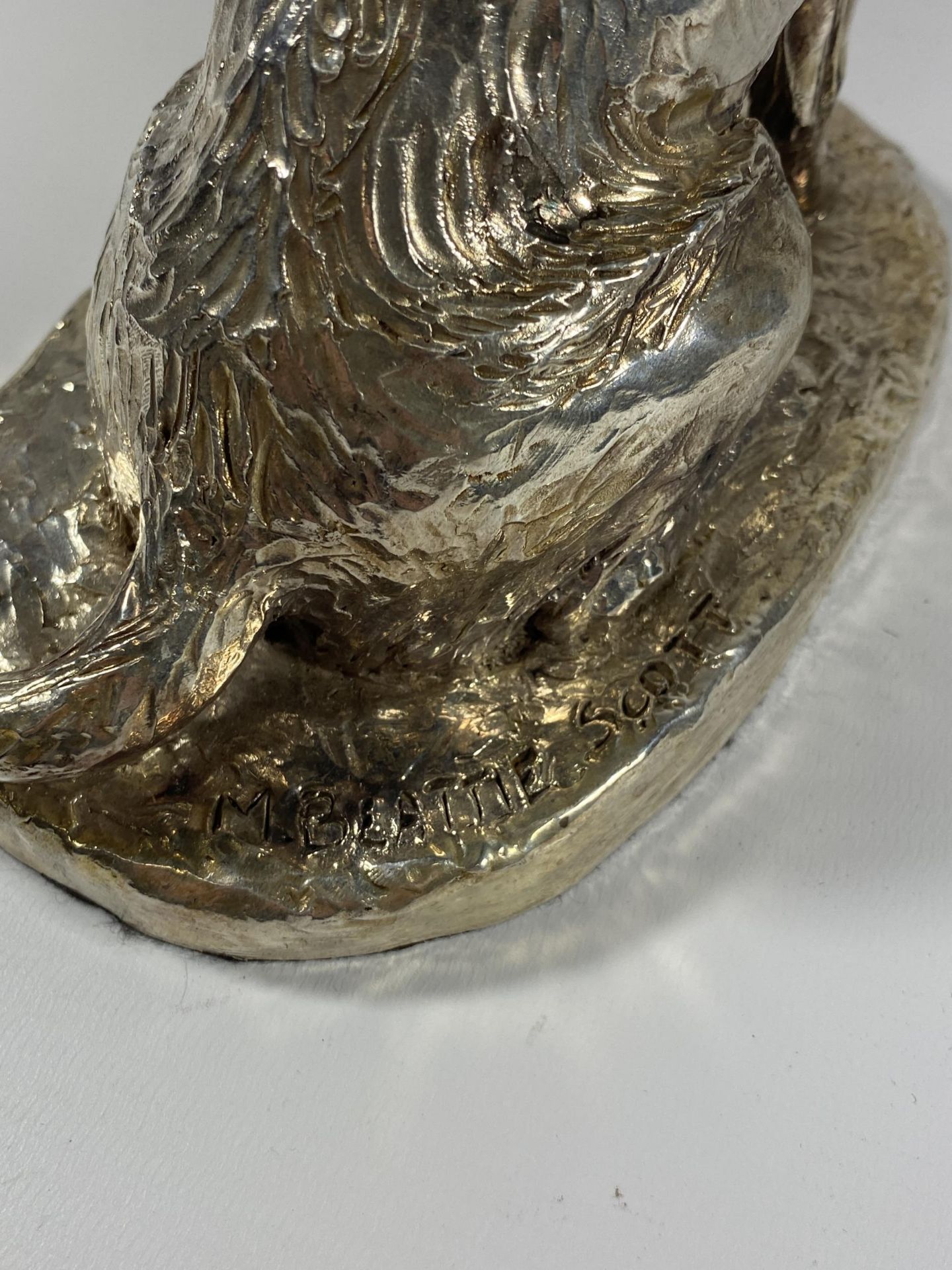 A LARGE HALLMARKED SILVER FILLED CAMELOT SILVERWARE LTD MODEL OF A SEATED LABRADOR, HEIGHT 21CM - Image 4 of 7