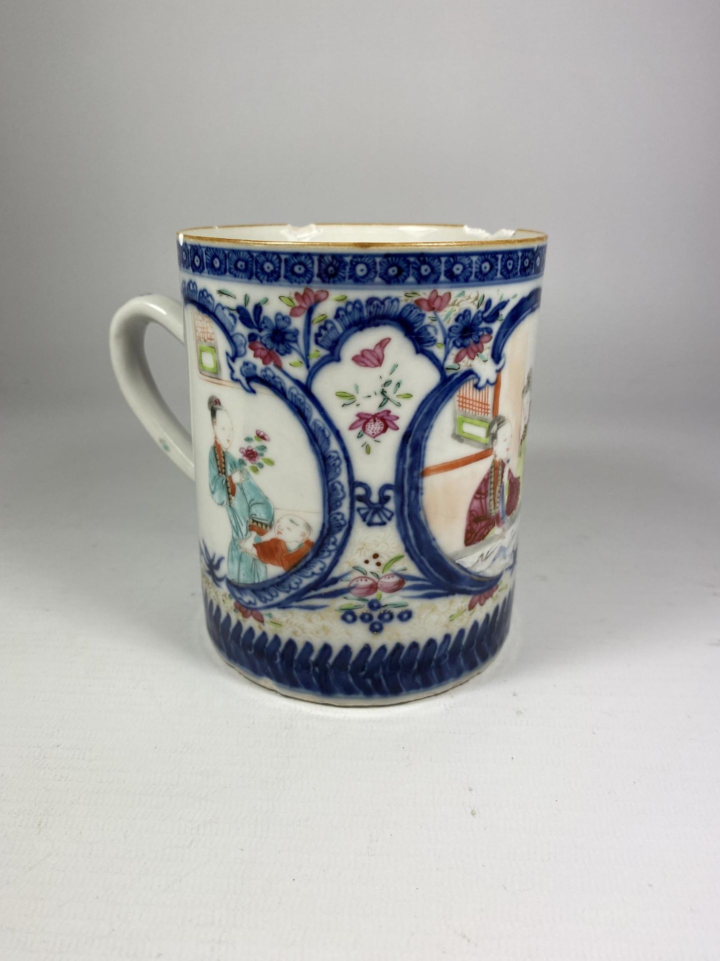 A LATE 18TH CENTURY CHINESE FAMILLE ROSE EXPORT TANKARD DEPICTING FIGURES IN A GARDEN LANDSCAPE,