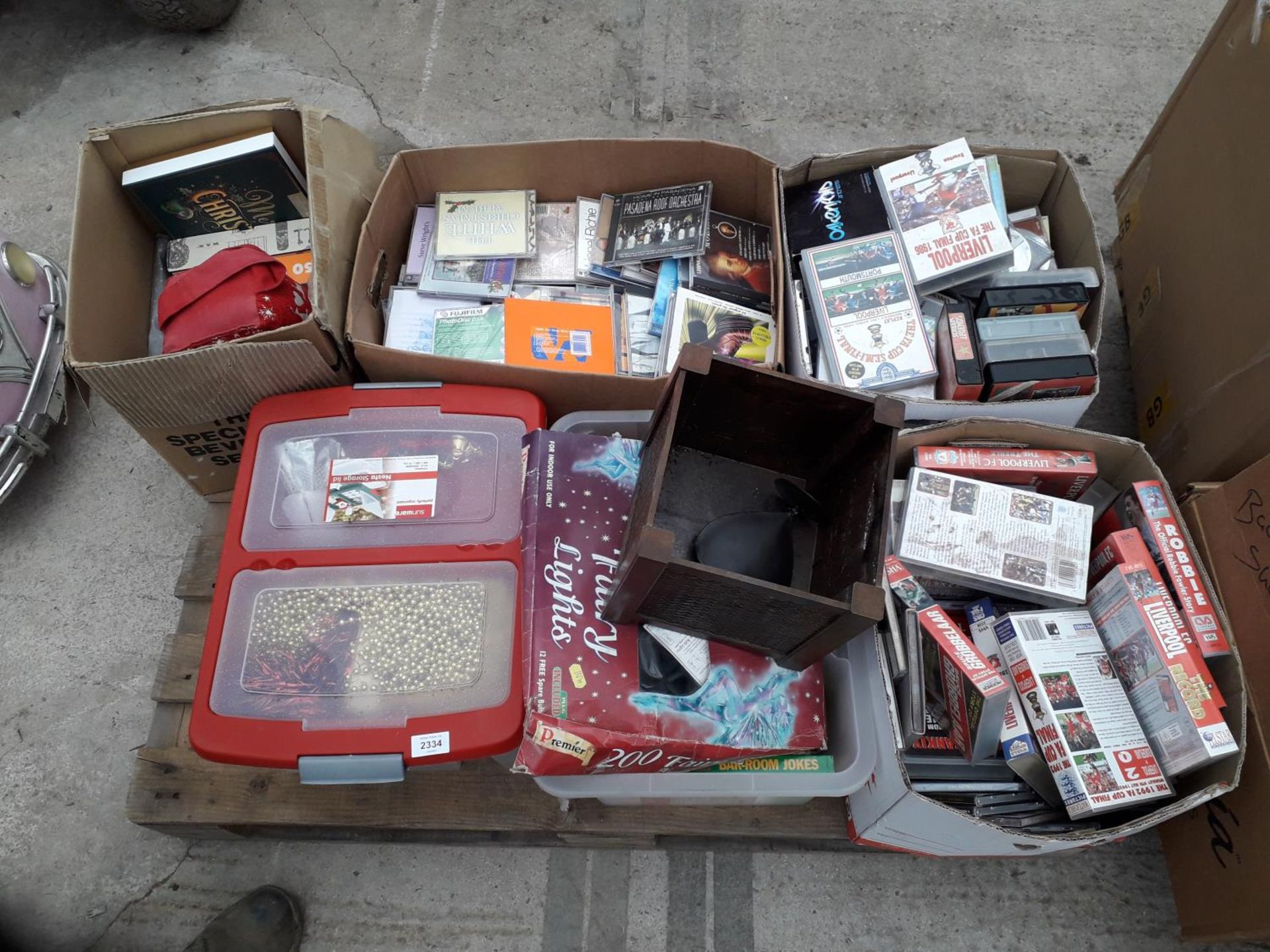 AN ASSORTMENT OF HOUSEHOLD CLEARANCE ITEMS TO INCLUDE CDS AND VHS ETC