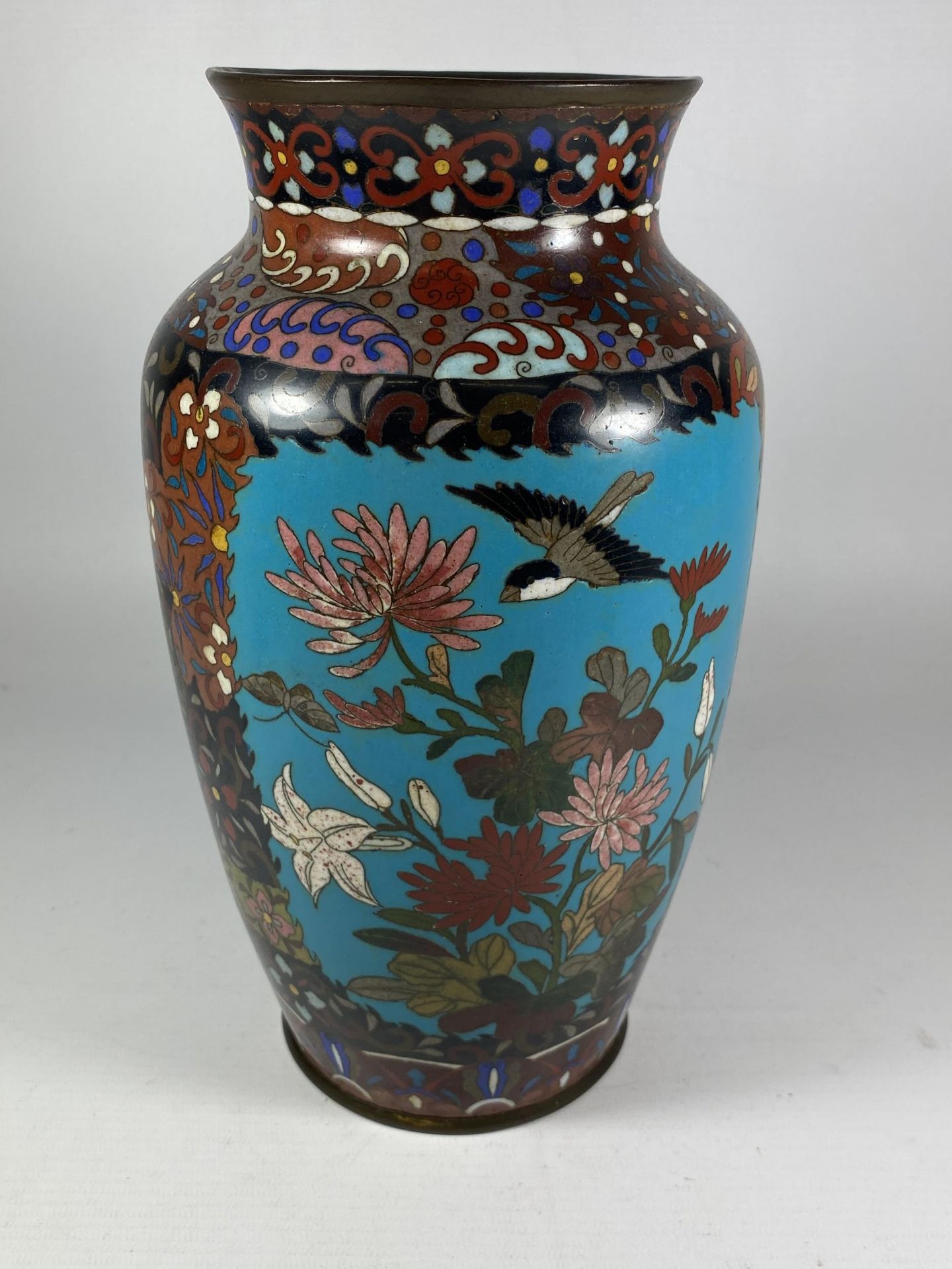 A 19TH CENTURY CHINESE CLOISONNE VASE WITH BIRD & FLORAL DESIGN, HEIGHT 26.5CM
