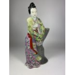 A CHINESE PORCELAIN FIGURE OF A GEISHA LADY WITH PINK, GREEN & BLUE ENAMEL DESIGN, MARKED TO BASE,