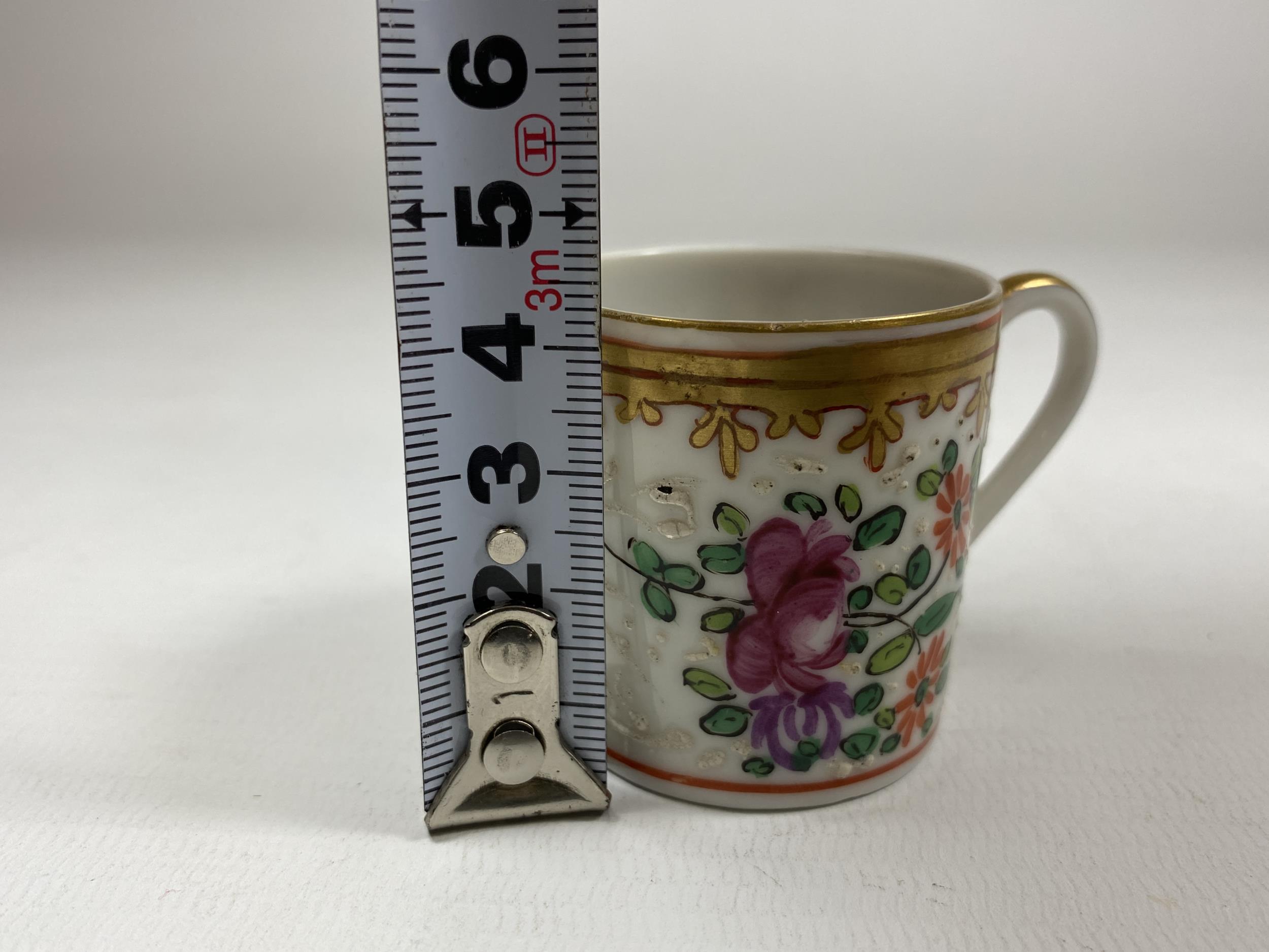 A MINIATURE 19TH CENTURY CHINESE EXPORT PORCELAIN TANKARD, HEIGHT 4CM - Image 4 of 4