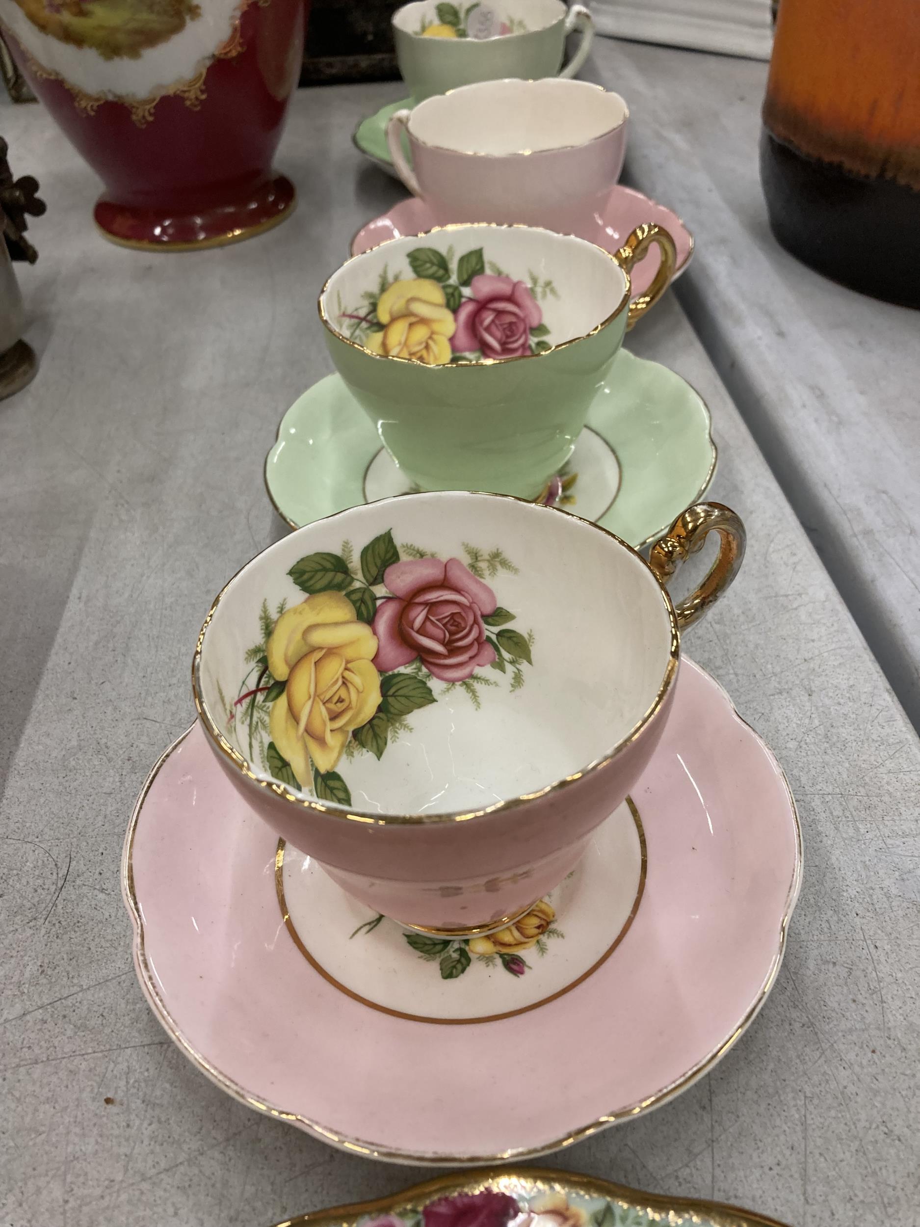 A ROYAL ALBERT 'PEPPERMINT DAMASK' TRIO PLUS FOUR IMPERIAL CHINA CUPS AND SAUCERS - Image 3 of 6