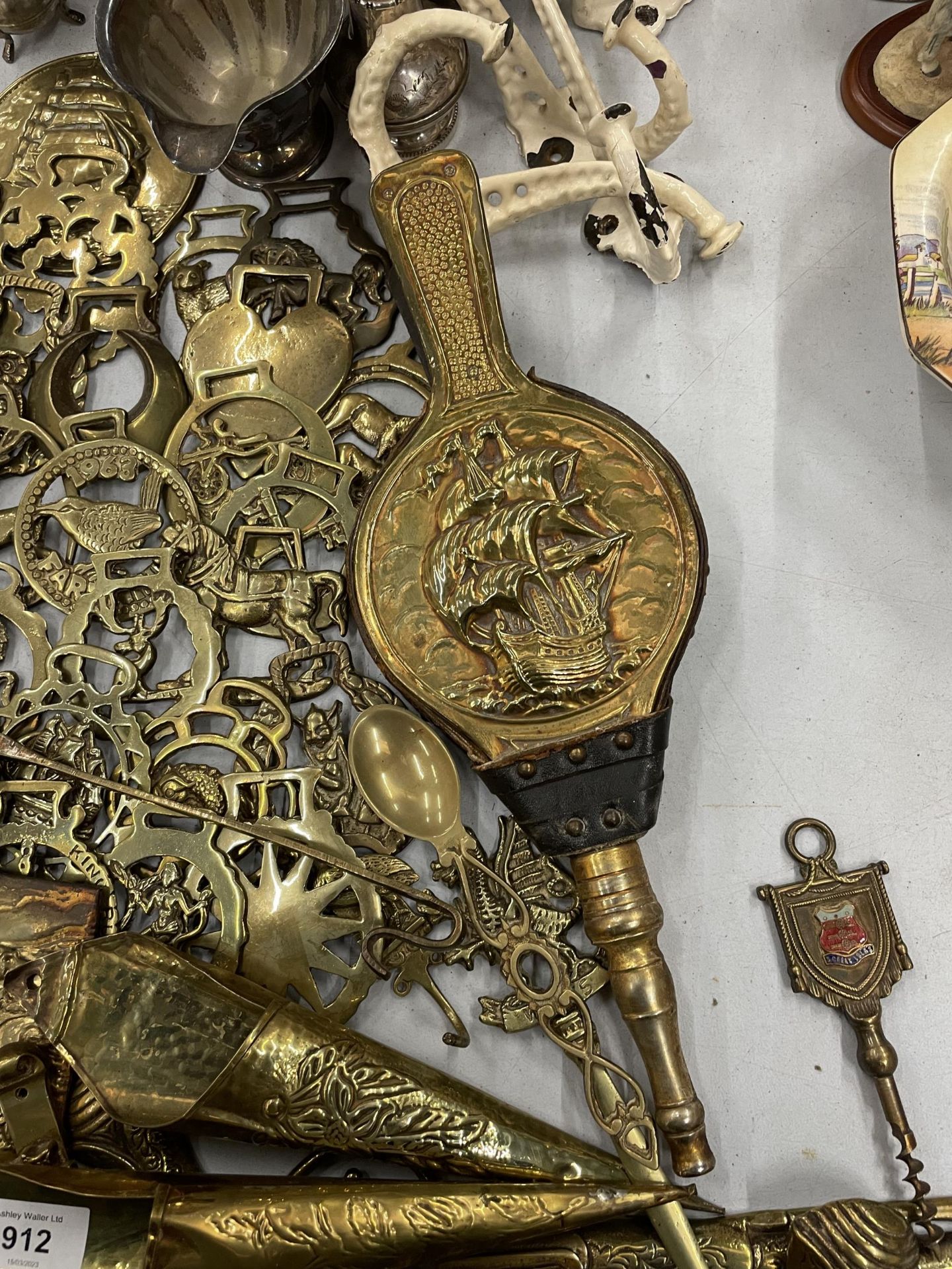 A LARGE QUANTITY OF BRASS ITEMS TO INCLUDE HORSE BRASSES, BELLOWS, PISTOLS ETC - Image 5 of 6