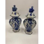 A PAIR OF DELFT BLUE & WHITE POTTERY LIDDED VASES, HEIGHT 17CM