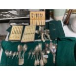 A LARGE AMOUNT OF VINTAGE BOXED AND UNBOXED FLATWARE TO INCLUDE KNIVES, FORKS, SPOONS, ETC