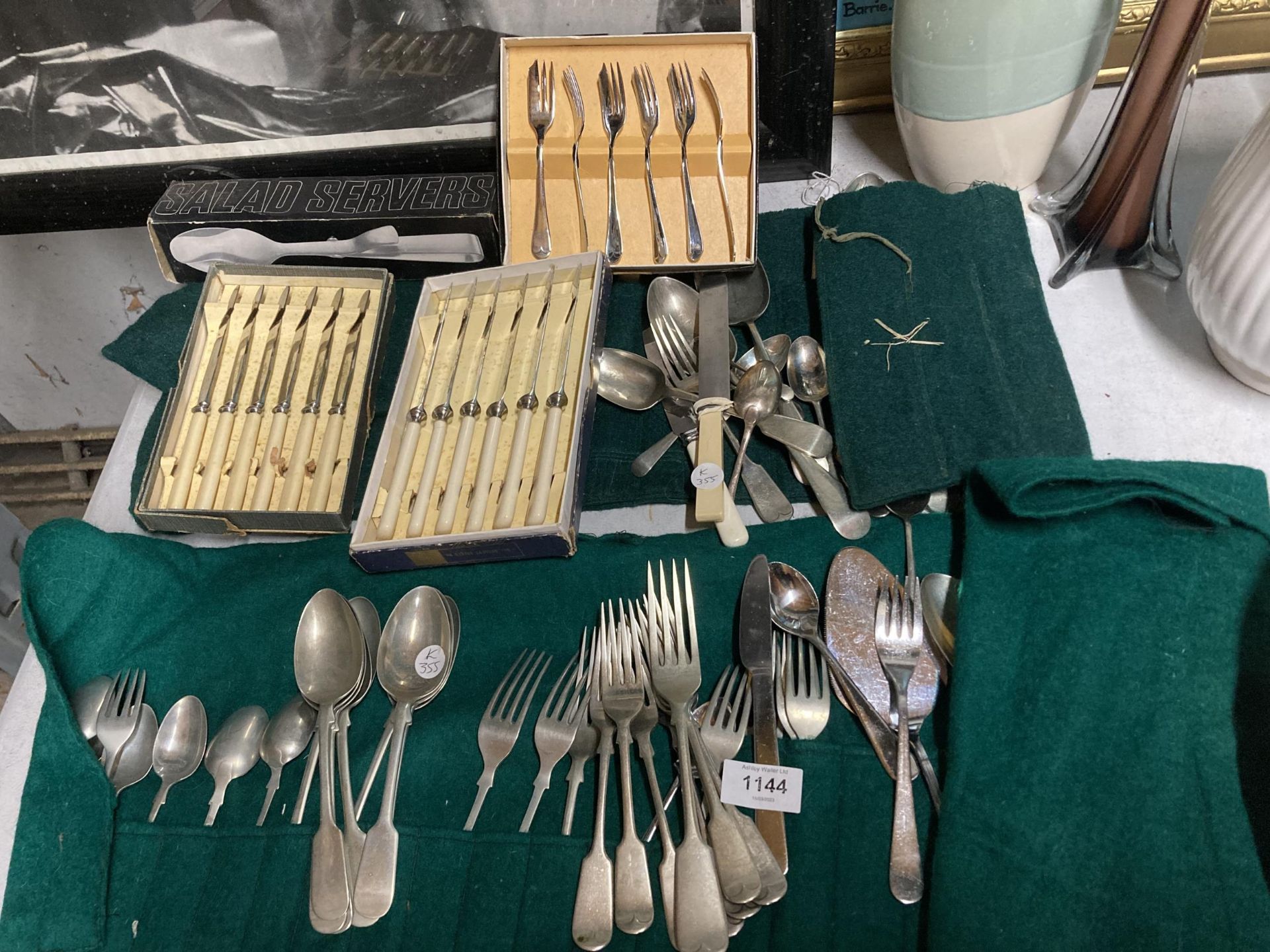 A LARGE AMOUNT OF VINTAGE BOXED AND UNBOXED FLATWARE TO INCLUDE KNIVES, FORKS, SPOONS, ETC