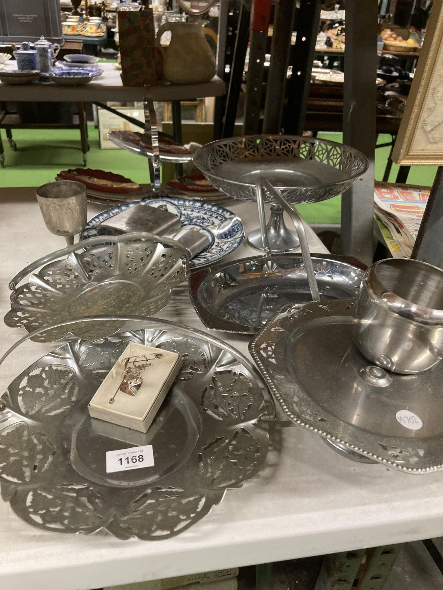 A QUANTITY OF SILVER PLATED ITEMS TO INCLUDE CAKE STANDS, A GOBLET, HIP FLASKS, ETC