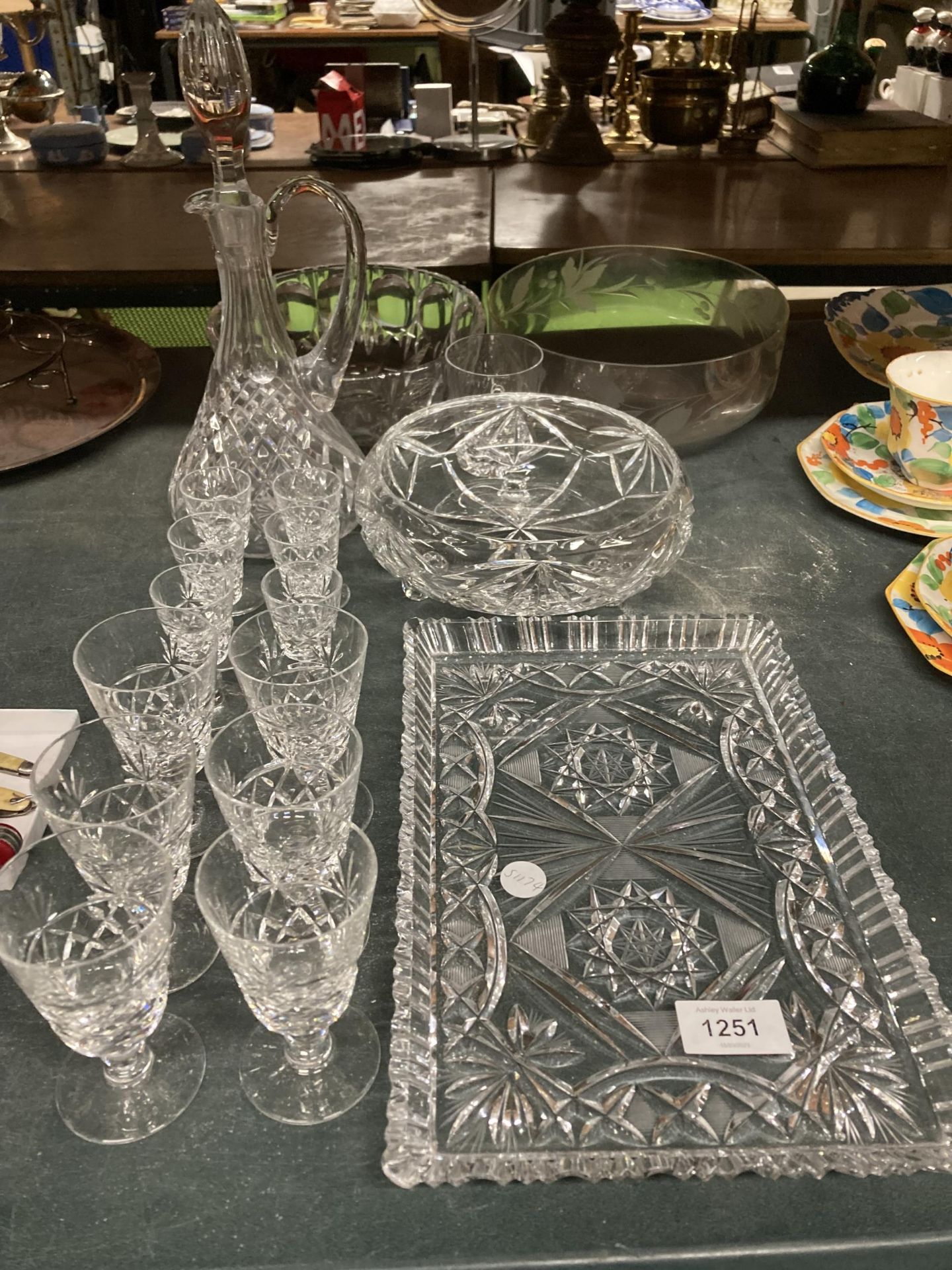 A QUANTITY OF GLASSWARE TO INCLUDE BOWLS, A DECANTER, WINE AND SHERRY GLASSES, ETC