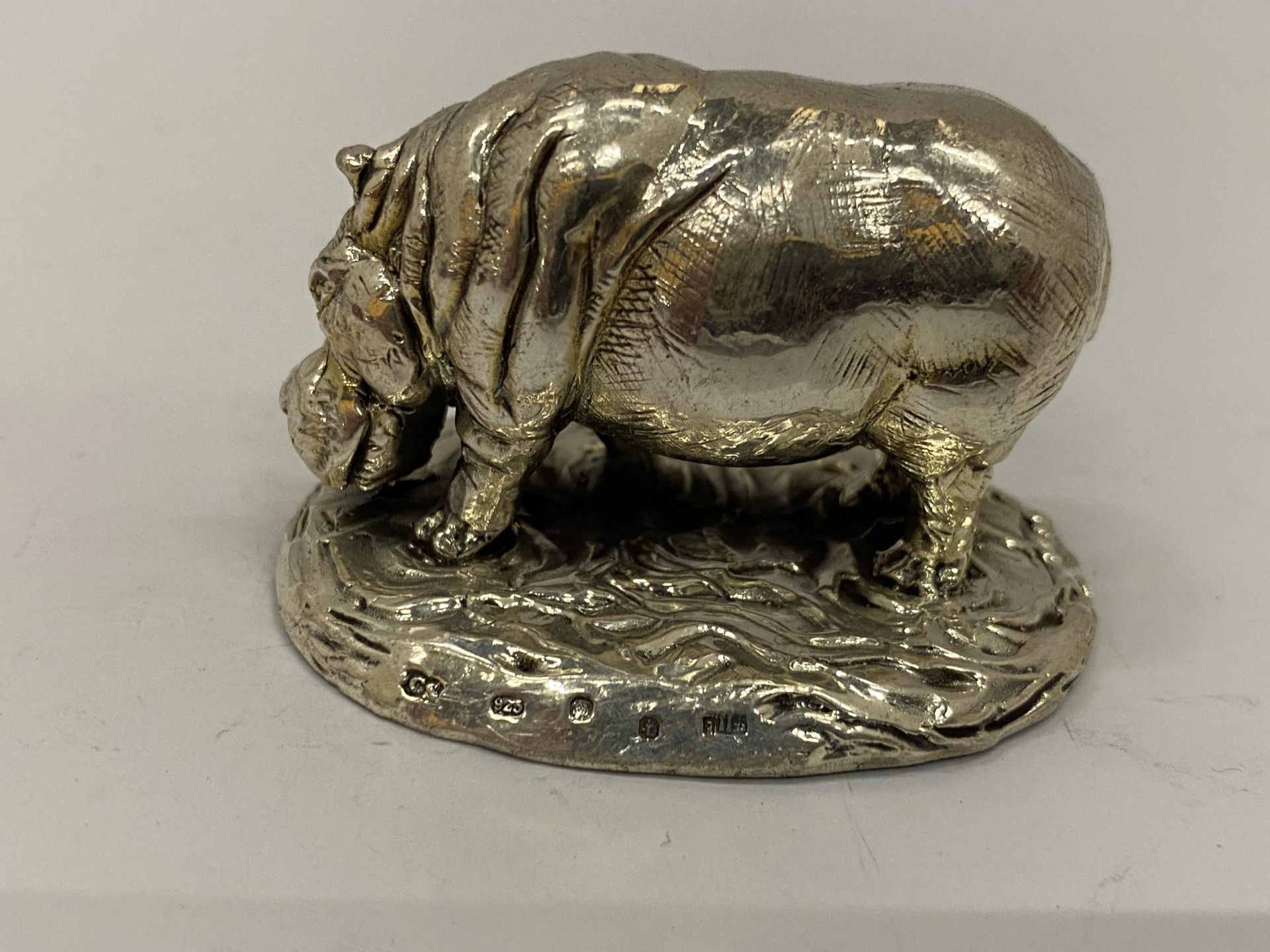 A HALLMARKED SILVER FILLED CAMELOT SILVERWARE LTD HIPPO FIGURE - Bild 2 aus 4