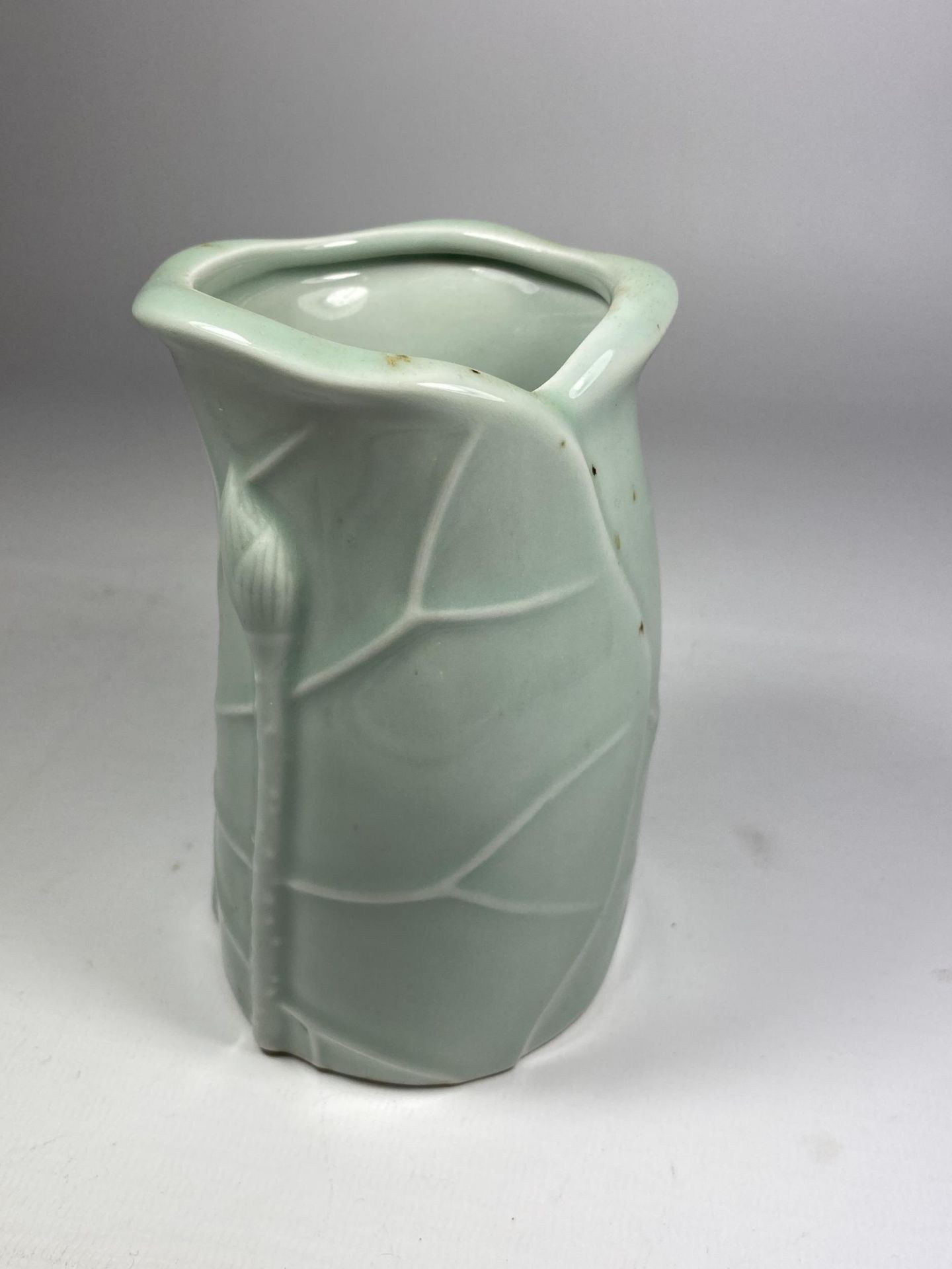 A CHINESE CELADON PORCELAIN VASE WITH STEM DESIGN, UNMARKED TO BASE, HEIGHT 12.5CM - Image 2 of 4