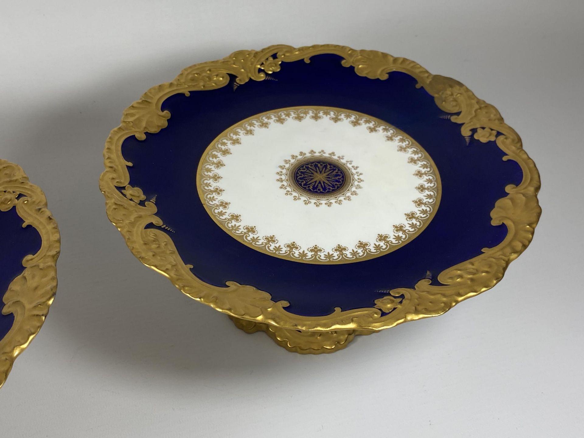 A PAIR OF COPELAND SPODE COBALT BLUE AND GILT PEDESTAL BOWLS, DIAMETER 24CM - Image 3 of 5