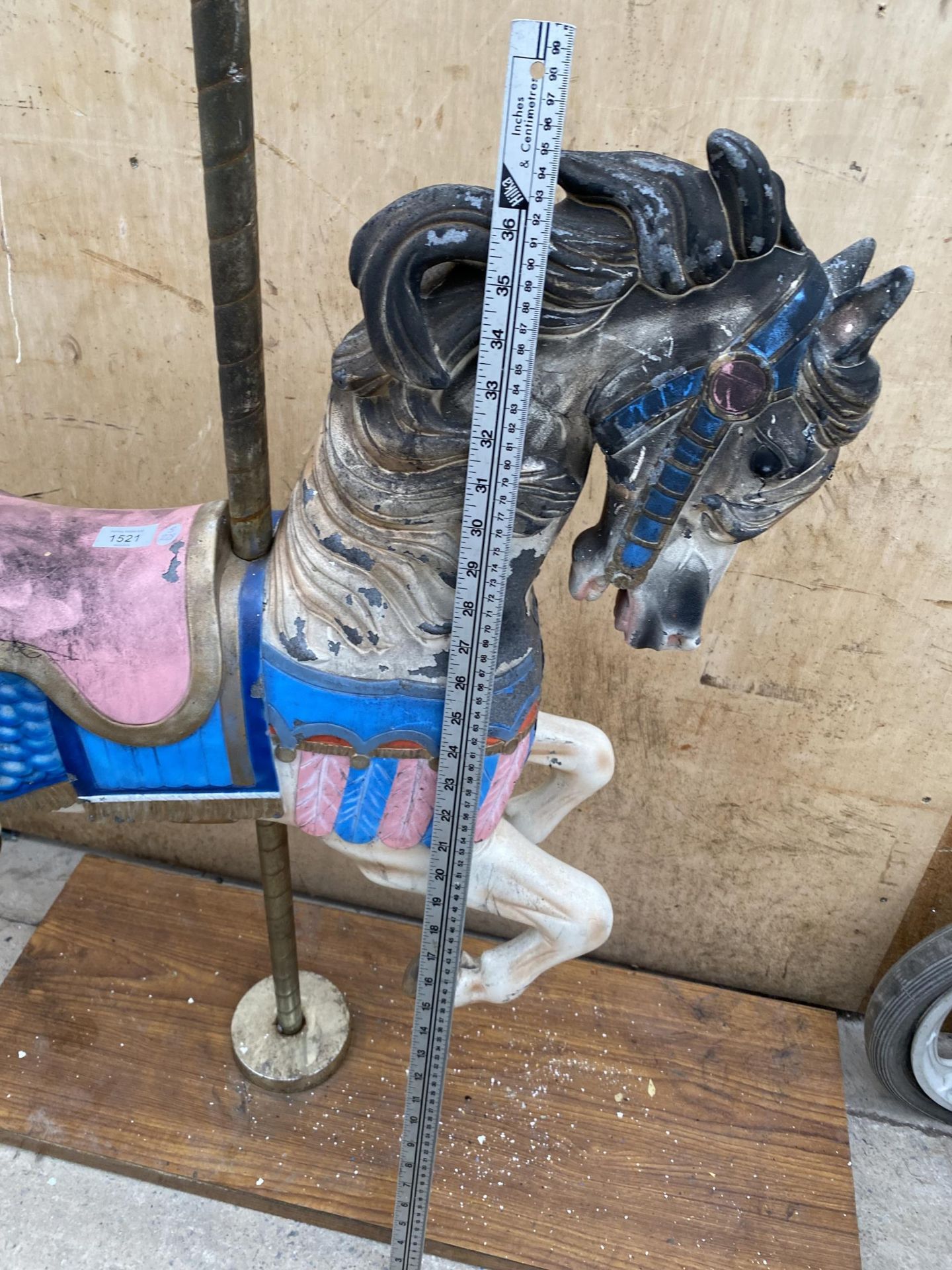 A VINTAGE CAROUSEL HORSE FAIRGROUND RIDE MOUNTED ON A WOODEN PLINTH - Image 6 of 6