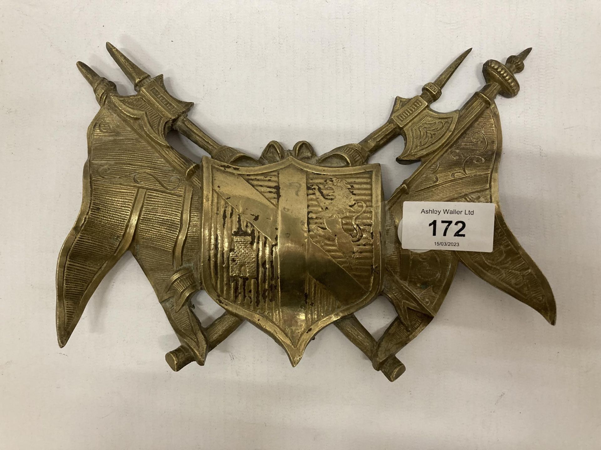 A BRASS COAT OF ARMS LENGTH 19CM