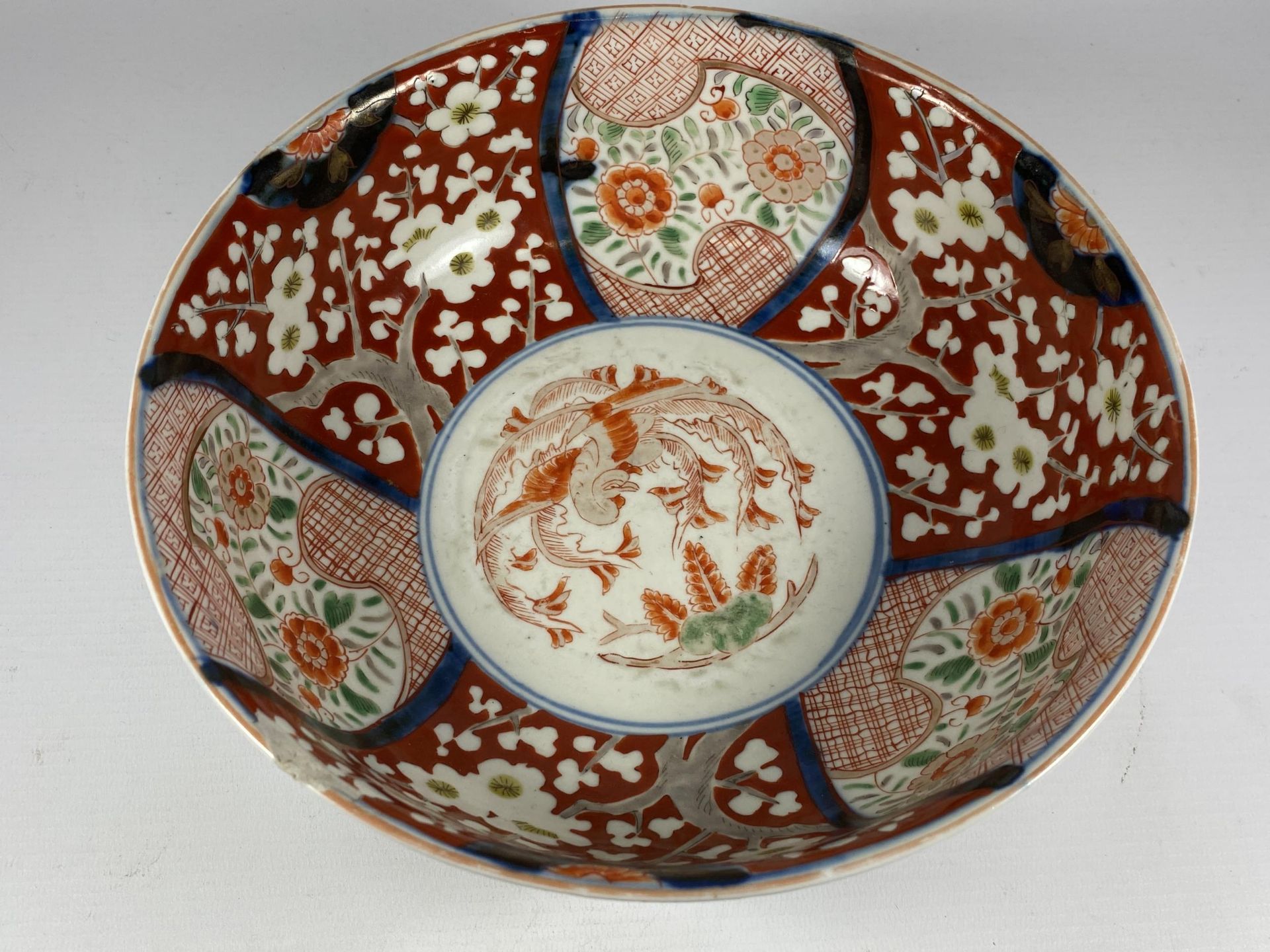 A LARGE JAPANESE MEIJI PERIOD (1868-1912) IMARI FRUIT BOWL WITH RED ENAMELLED FLORAL DESIGN, - Image 2 of 8