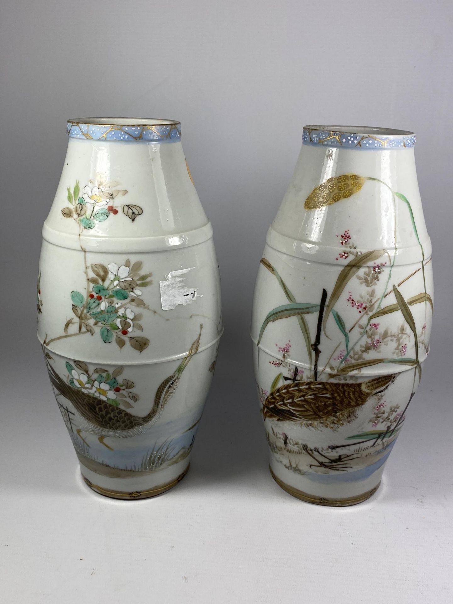 A PAIR OF JAPANESE EGGSHELL VASES WITH BIRD AND FLORAL DESIGN, UNMARKED TO BASE, HEIGHT 25CM