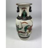 A CHINESE CRACKLE GLAZE VASE WITH WARRIOR DESIGN, SEAL MARK TO BASE, HEIGHT 15CM