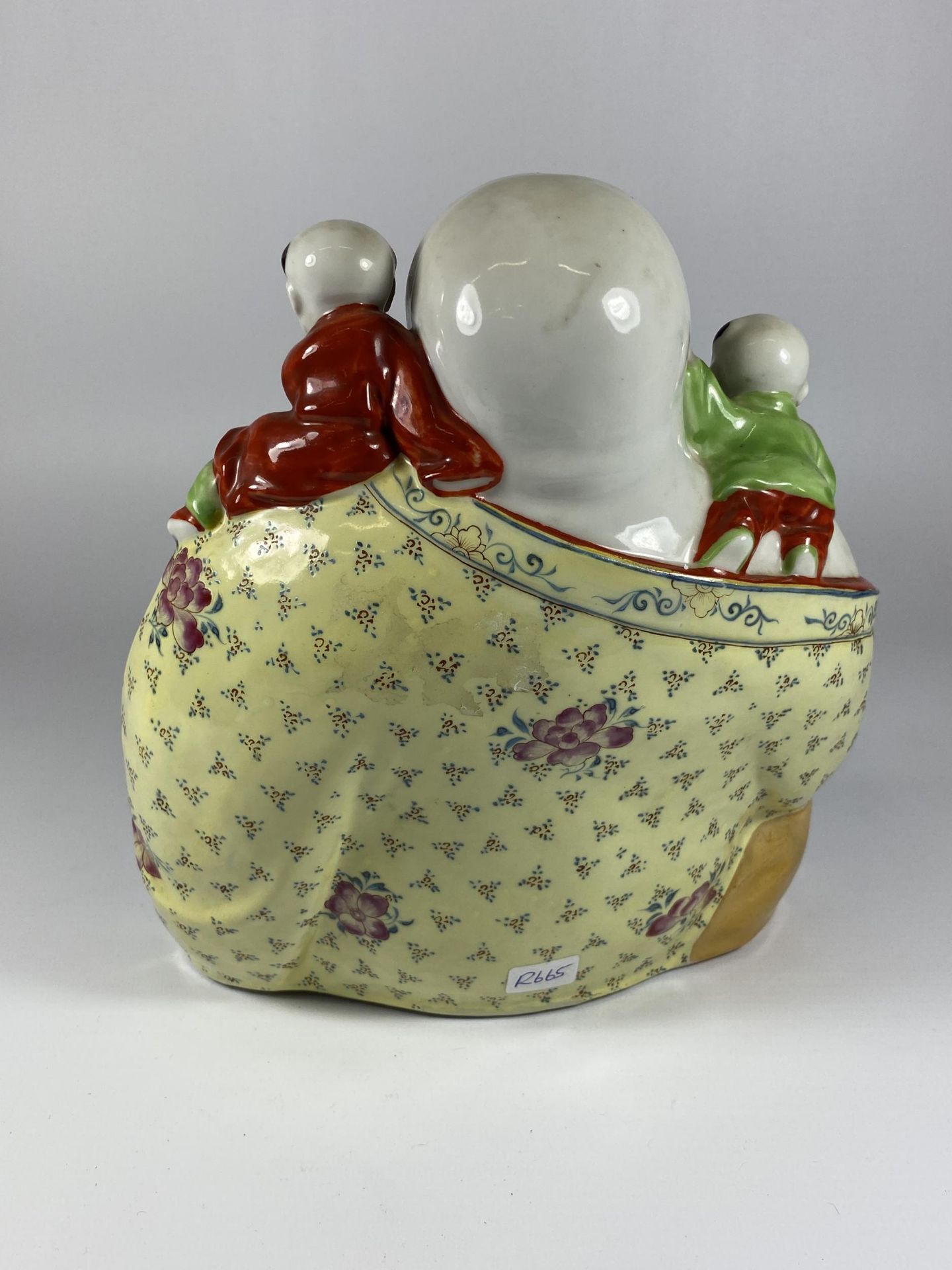 A CHINESE STONEWARE MODEL OF A BUDDHA WITH CHILDREN, HEIGHT 22CM - Image 2 of 3