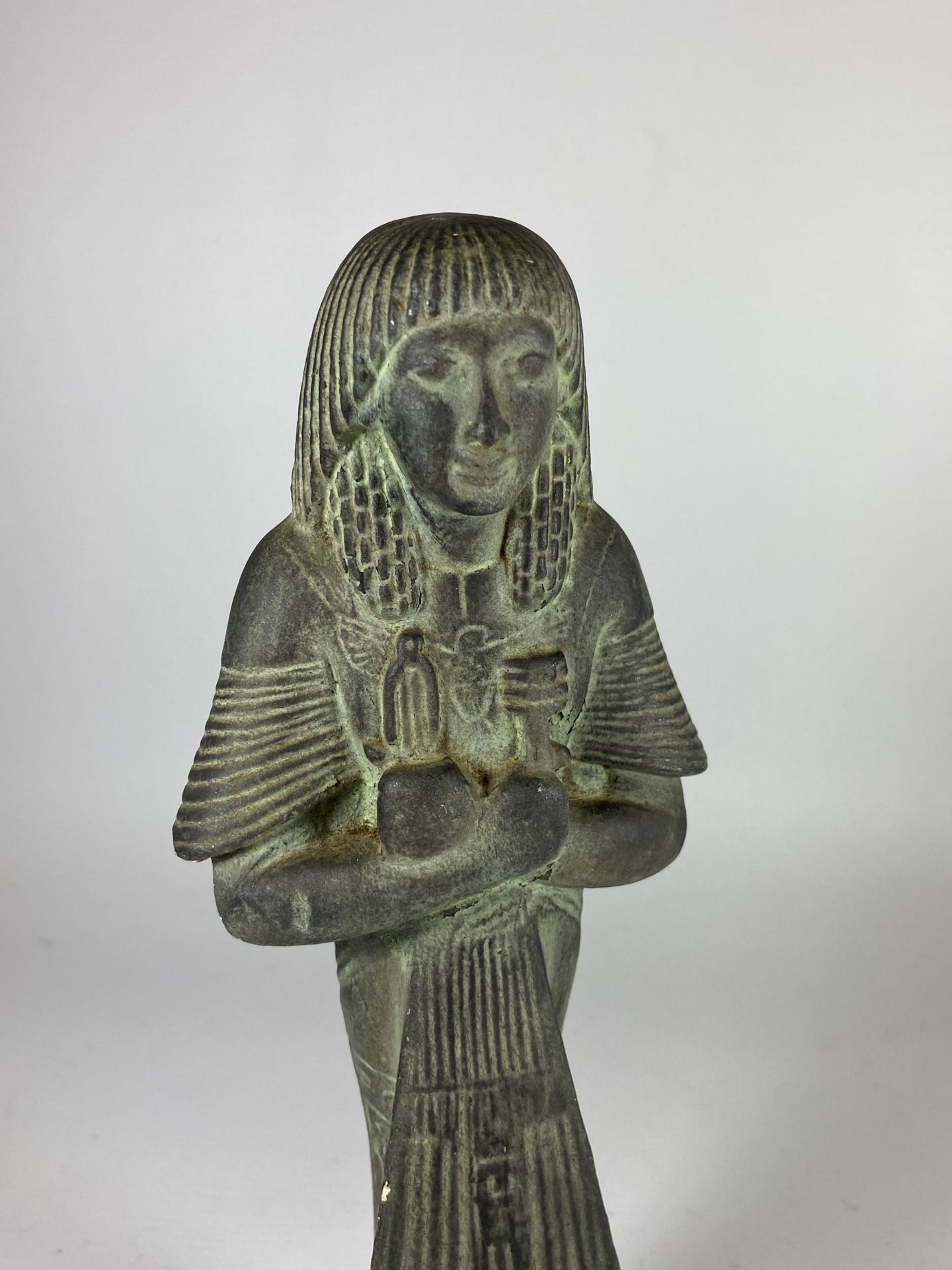 AN EGYPTIAN POTTERY FIGURE ON WOODEN BASE, HEIGHT 27CM - Image 2 of 5