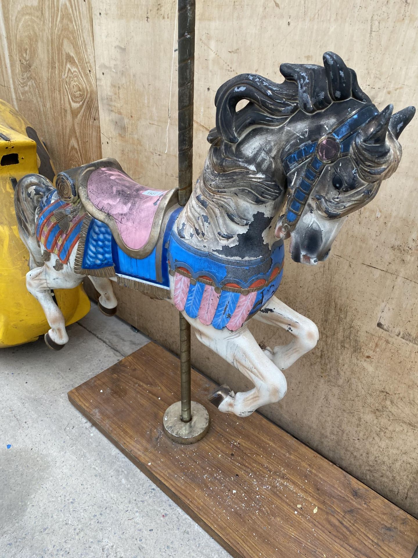 A VINTAGE CAROUSEL HORSE FAIRGROUND RIDE MOUNTED ON A WOODEN PLINTH - Image 2 of 6